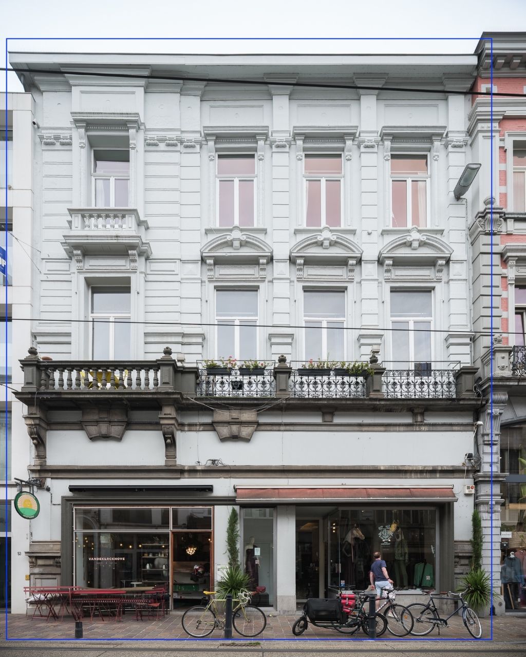 Bijzondere opbrengsteigendom bestaande uit o.m. twee handelsruimtes en twee ruime appartementen foto 12