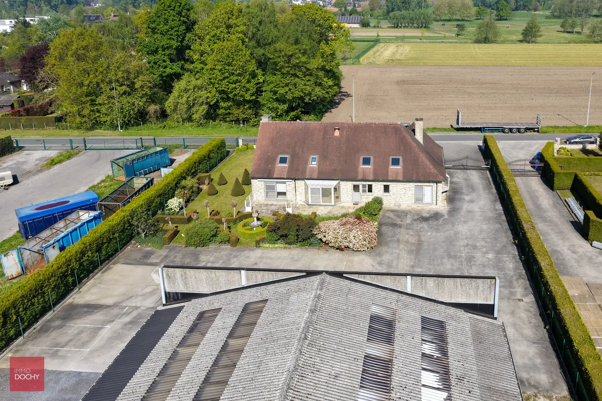 Villa met magazijn te huur – uitstekende ligging foto {{pictureIndex}}