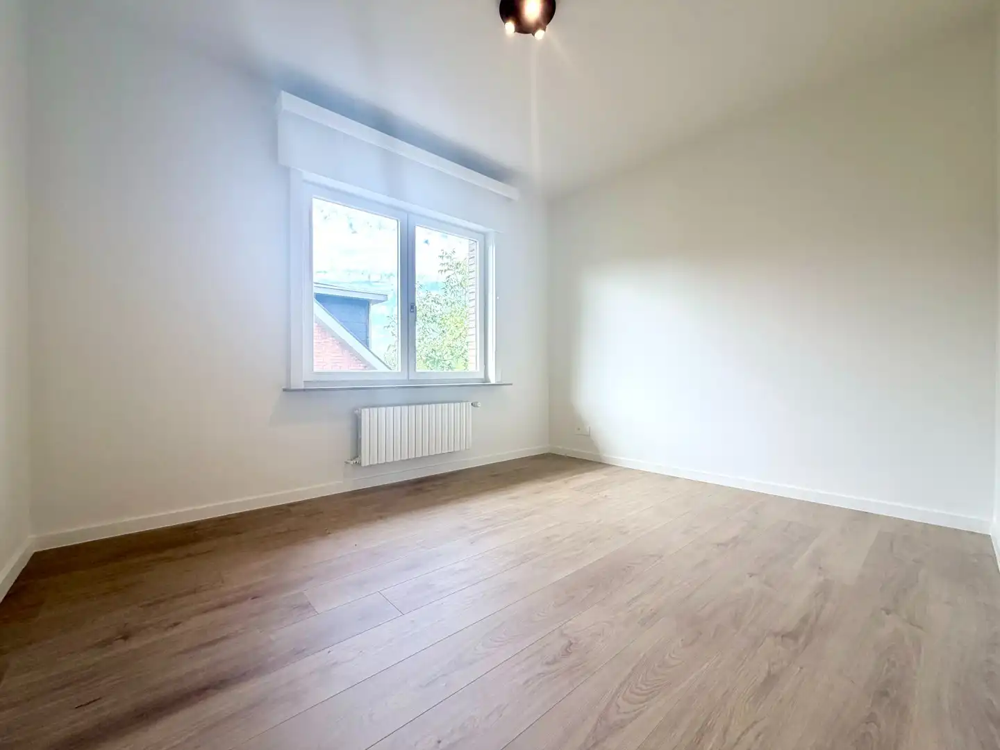 Volledig gerenoveerd pareltje met prachtig zicht op het pleintje! foto 14