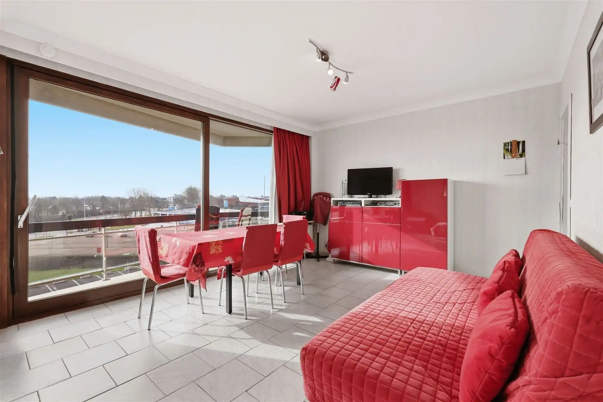 ZONNIG / VLAK AAN ZEEDIJK foto 2