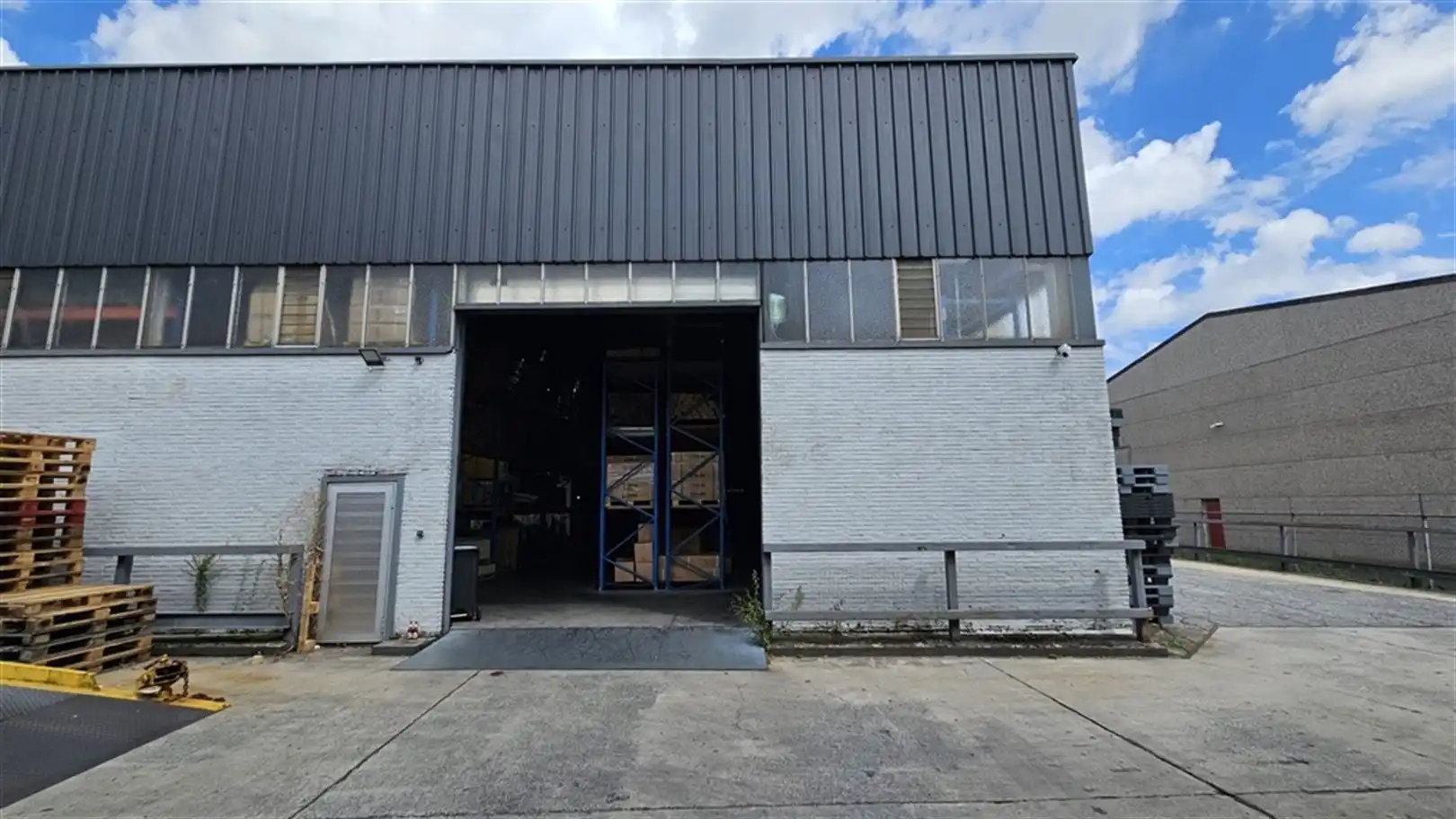 Magazijn met kantoren op toplocatie in Zwijnaarde foto 32