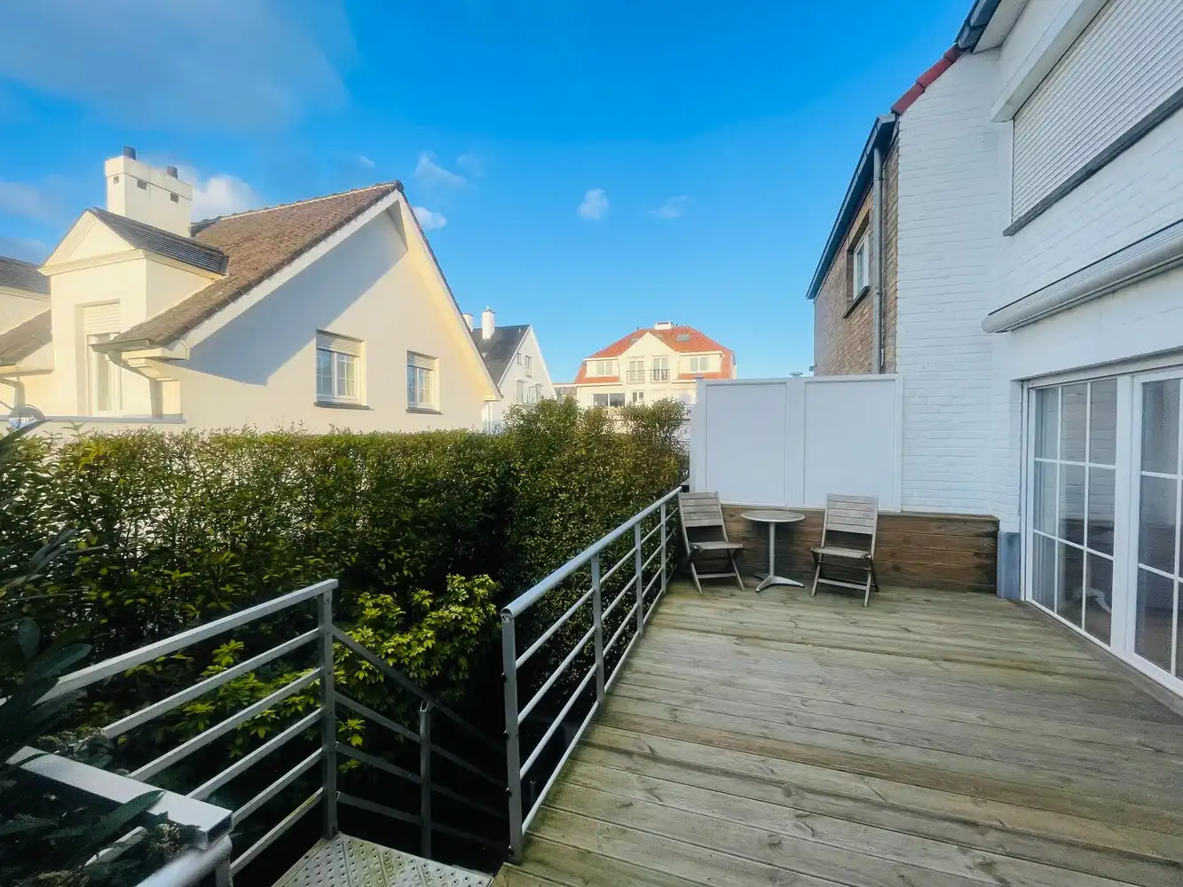 Zeebrugge op 50meter van het strand Uiterst charmante totaal gerenoveerde RUIM WOONHUIS met 5 SLAAPKAMERS en 3 BADKAMERS en 3 TERRASSEN. Grote troef is 2 AUTOSTAANPLAATSEN en ruime GARAGE.&nbsp; Oprit, grote garage, werkplaats, plaats voor fietsen, ingerichte STUDIO met tuintje op het zuiden. &nbsp;1éV:&nbsp; Zalige living , ingerichte open keuken, uitgevend op een groot zonneterras.Long island style. 2é V: 3 leuke slaapkamers , 2 badkamers. Onder het dak&nbsp; 4 é slaapkamer uitgevend op mooi terras met prachtig vergezicht.Bebouwde oppervlakte van 230 m2 Grondoppervlakte is 137m2 Magnifiek, Perfect onderhouden&nbsp; Juist verhuizen ! Zalig Wonen!&nbsp; Zowel hoofverblijfplaats, als vakantieverblijf aan Zee . foto 8