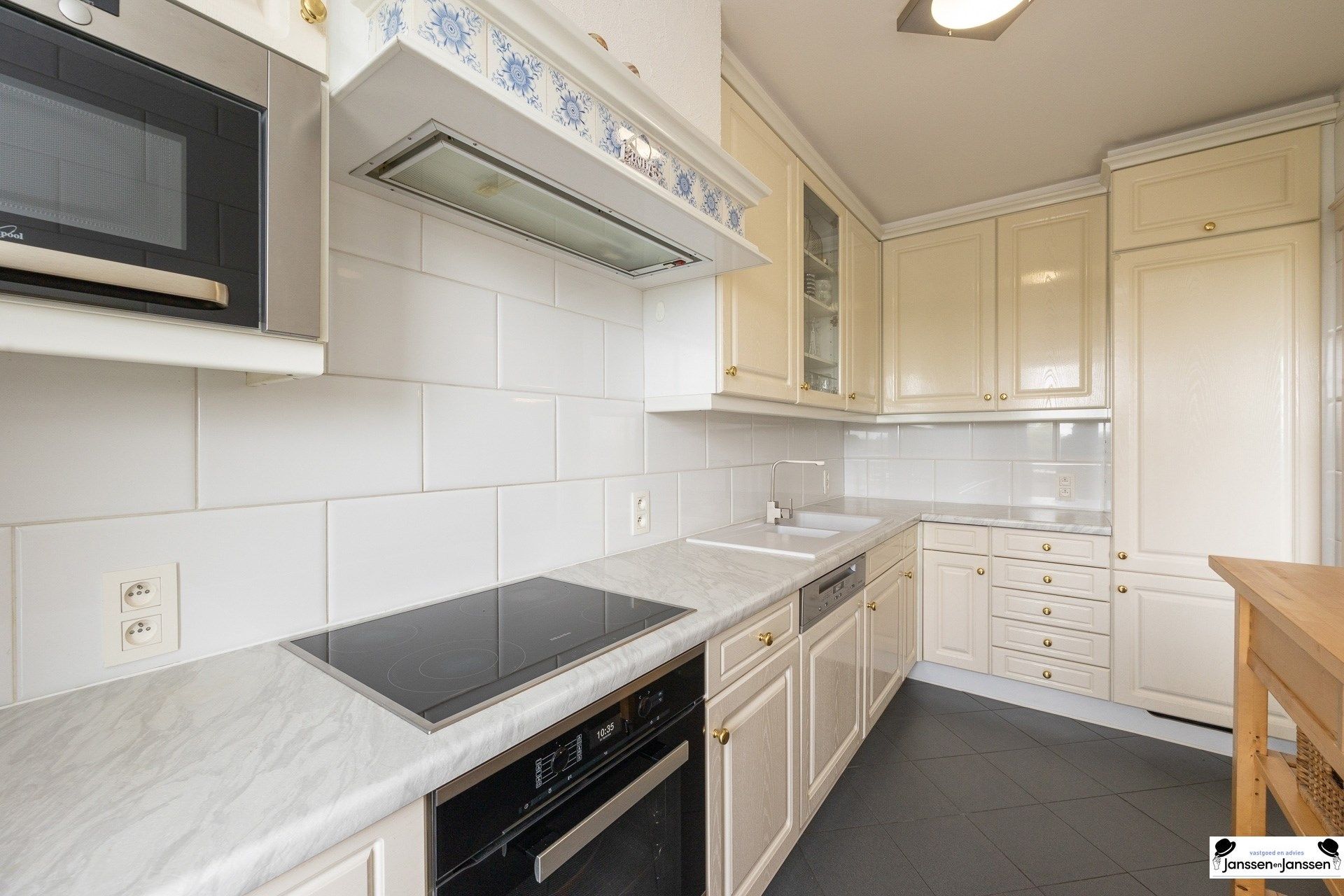 Uniek appartement met prachtig dakterras en panoramisch uitzicht foto 15