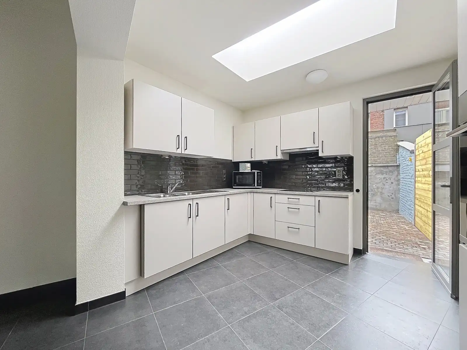 Rijwoning met 3 slpks en koer nabij het centrum foto 5