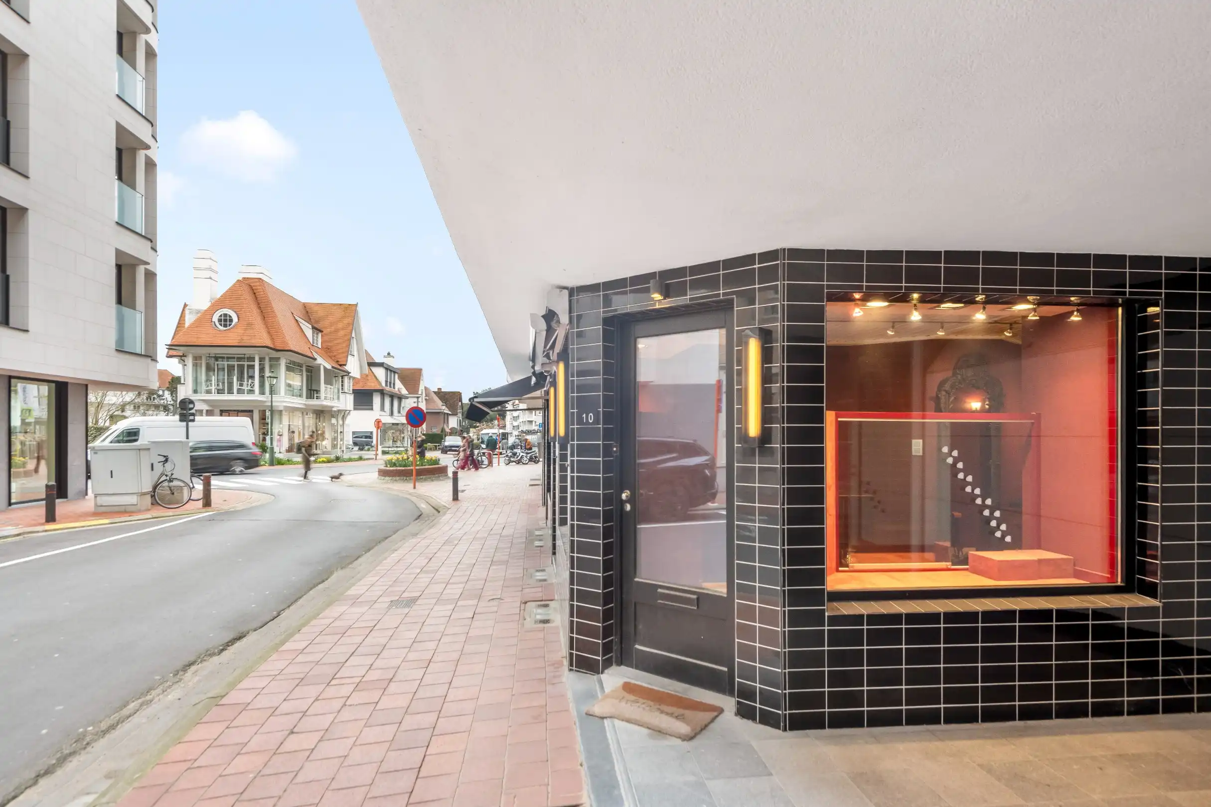 Zeer goed gelegen handelspand  nabij het Driehoeksplein en de Zeedijk. foto 3