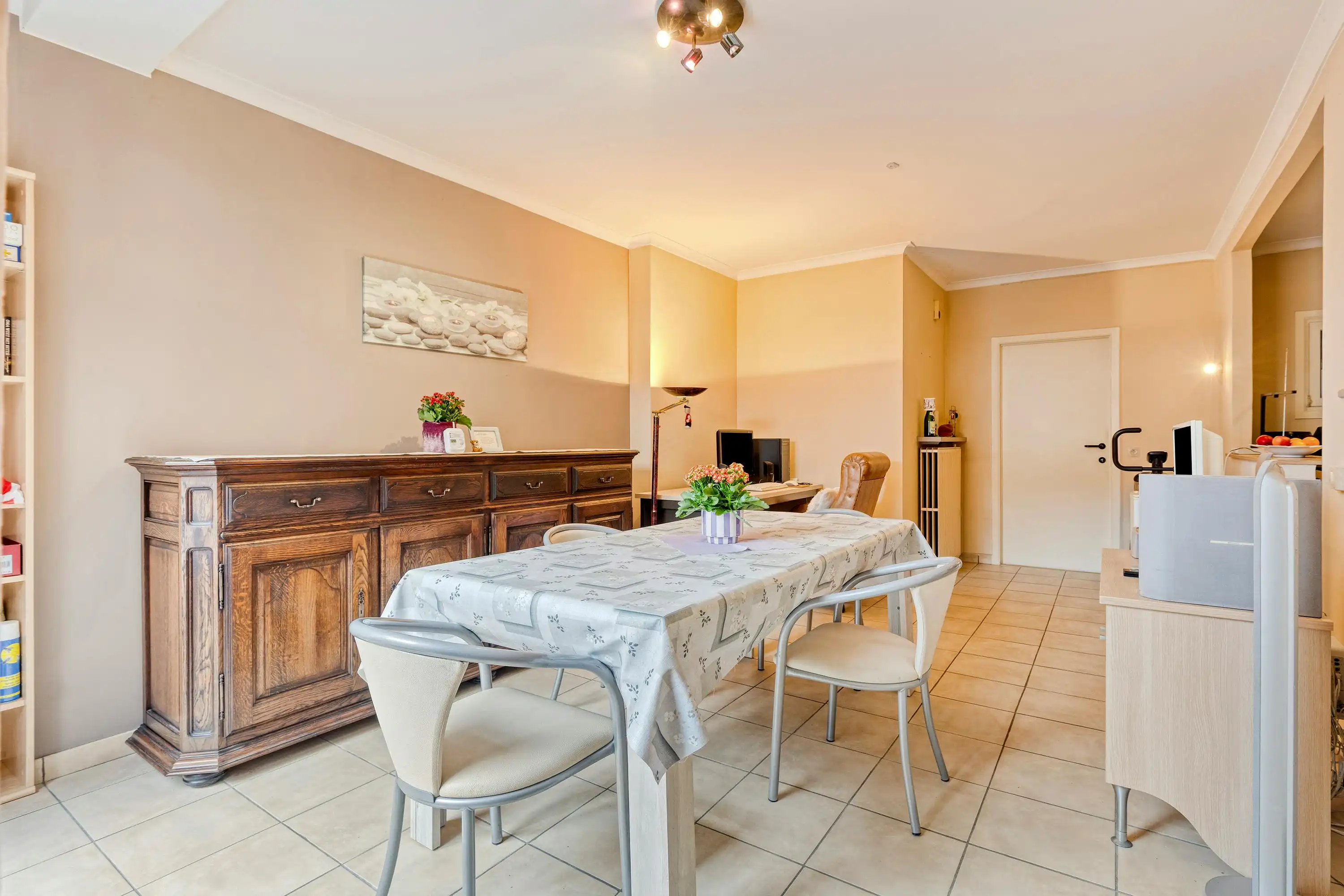 Lichtrijk en ruim appartement met terras te koop in Roeselare foto 4