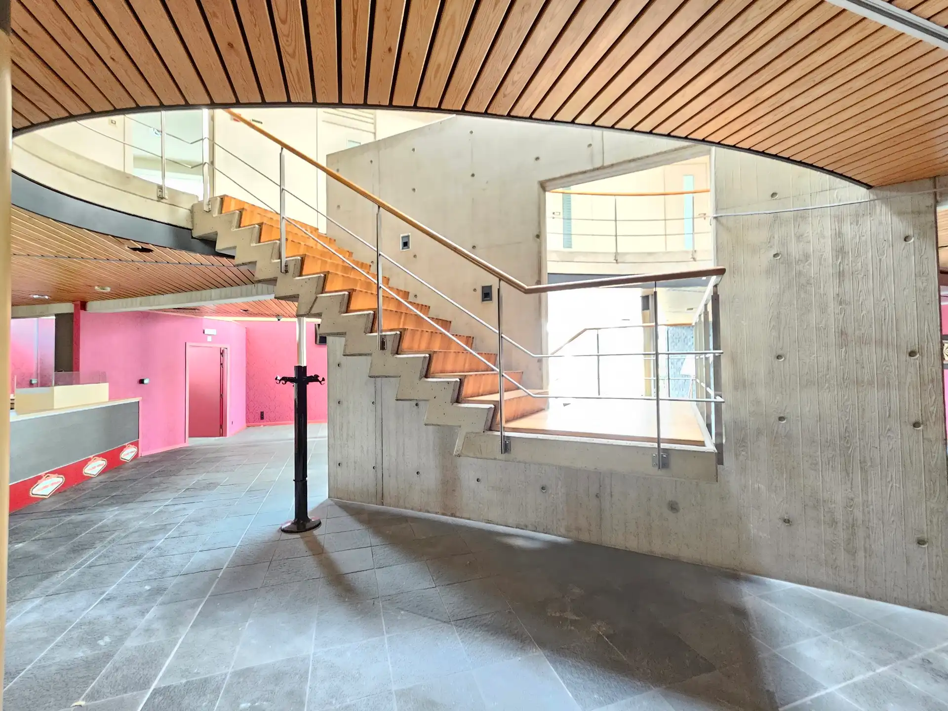 SEMI-INDUSTRIEEL GEBOUW OP ZICHTLOCATIE foto 5