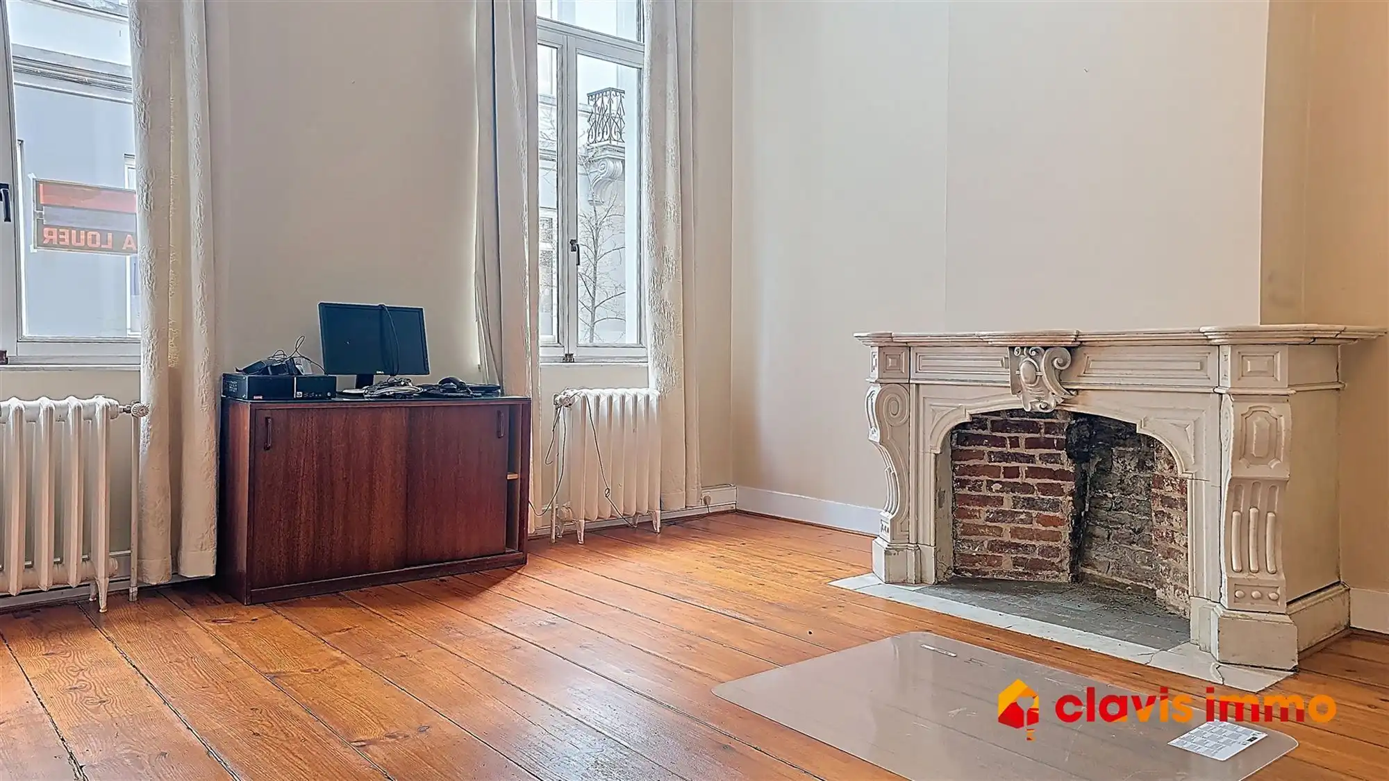 Aangenaam kantoor gelegen op de begane grond van een prachtig herenhuis foto {{pictureIndex}}