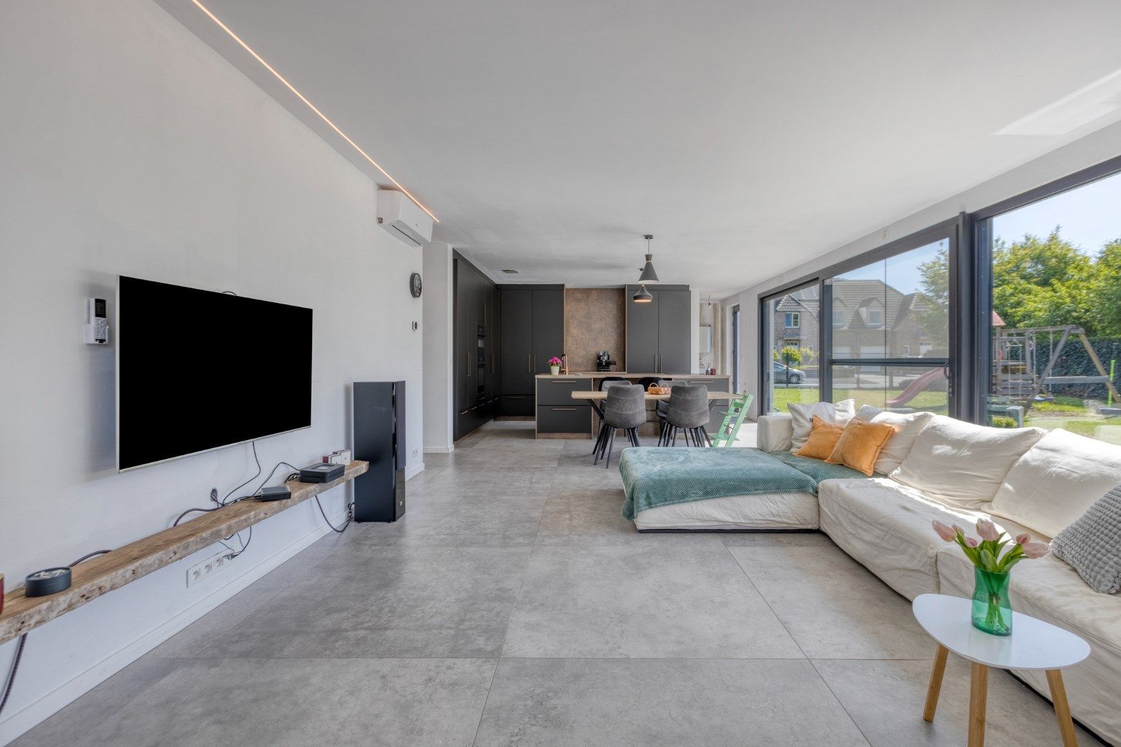 Zeer rustig gelegen energetische woning met 3/4 SLPKS !  foto {{pictureIndex}}