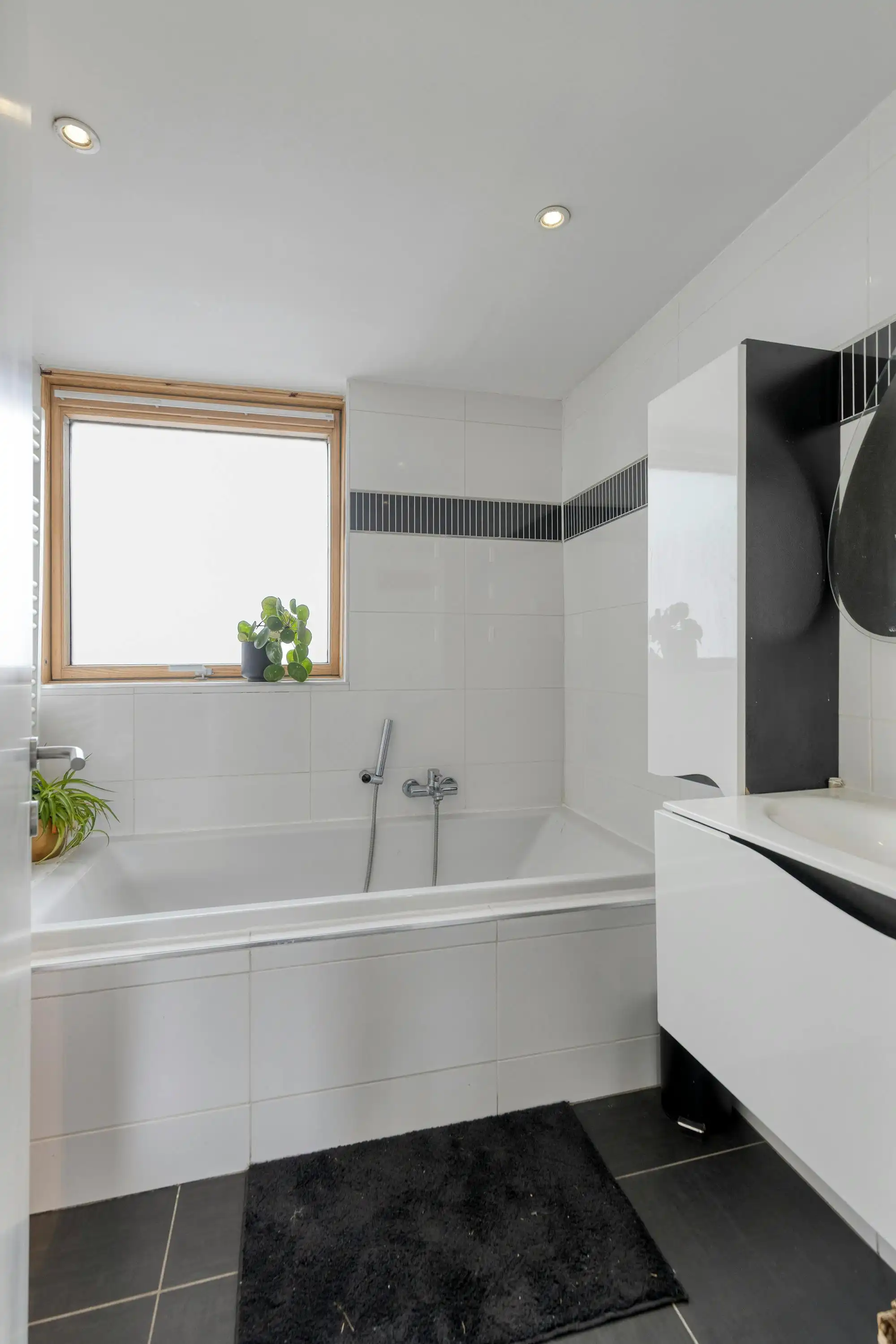 Instapklaar huis met drie slaapkamers, 2 badkamers en tuin! foto 14