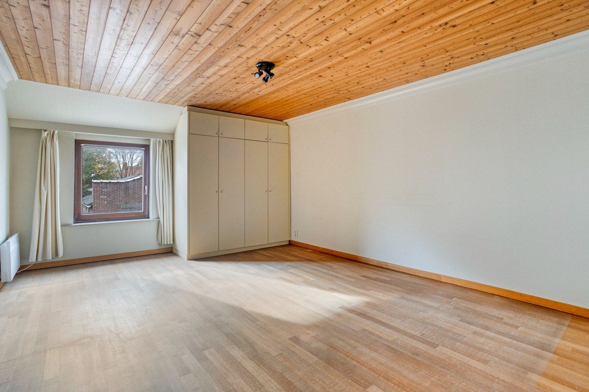 Bijzonder ruime woning met inpandige garage en 3 slks op een perceel van 1218 m². foto 12