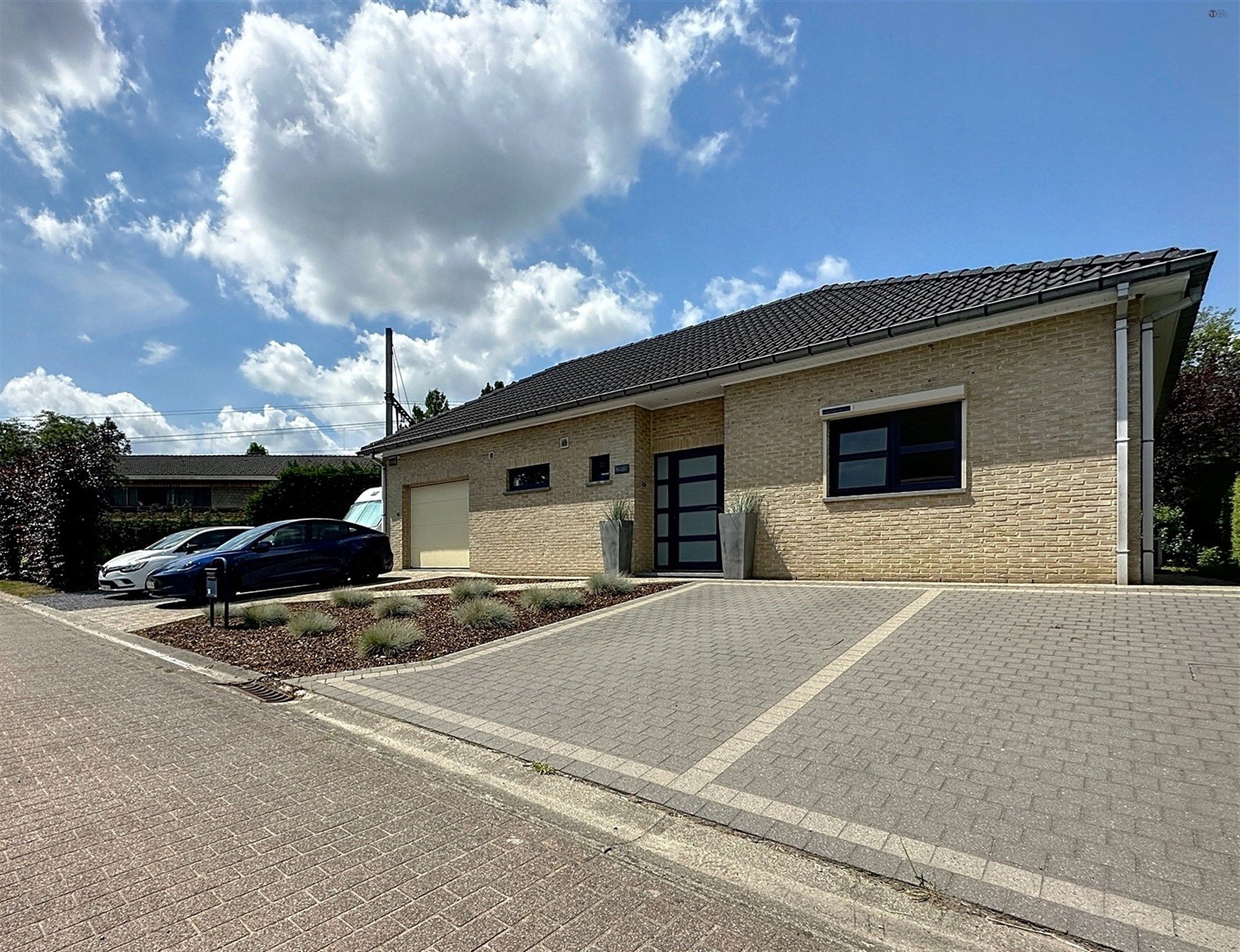 Moderne energiezuinig bungalow met garage op gunstige locatie! foto {{pictureIndex}}