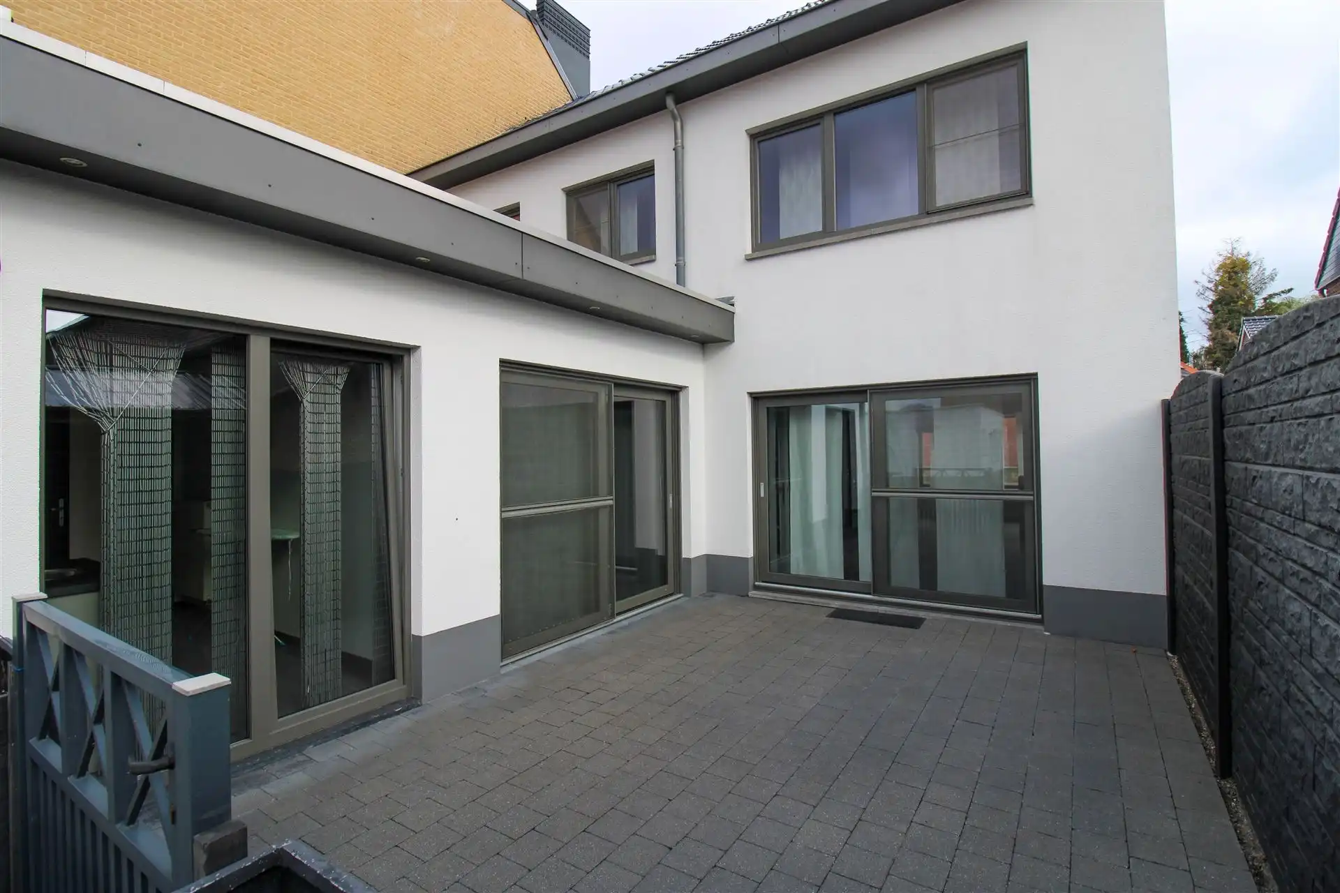 Instapklare gezinswoning met apart bijgebouw met eigen voorzieningen, 4 slaapkamers en inpandige garage op ruim perceel in hartje Maasmechelen! foto 26