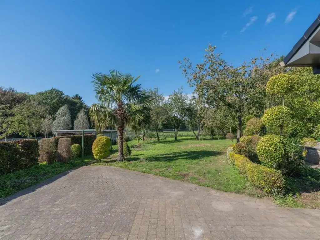 Verrassend ruime vrijstaande woning met inpandige garage foto 8