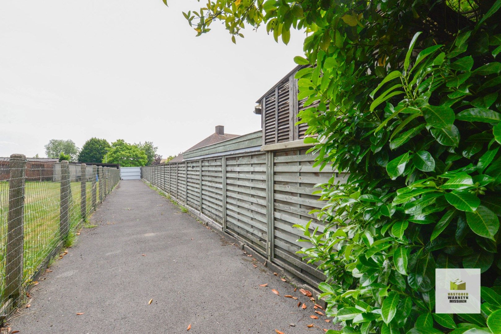 Karaktervolle, te renoveren woning met 3 slaapkamers, diepe tuin, garage met uitweg. foto 18