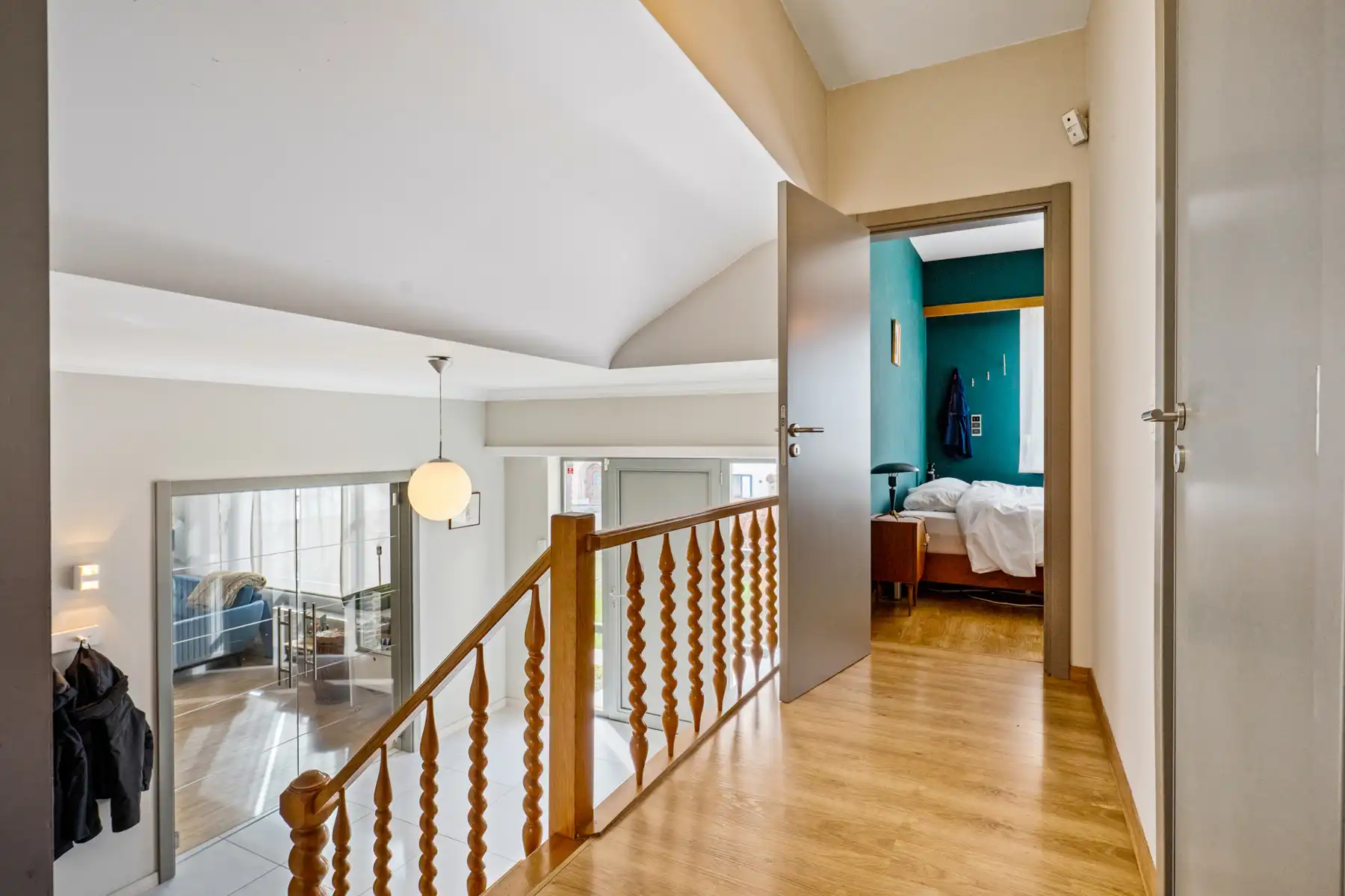 Villa met 5 slaapkamers, 2 badkamers en een ruime kelder. foto 19