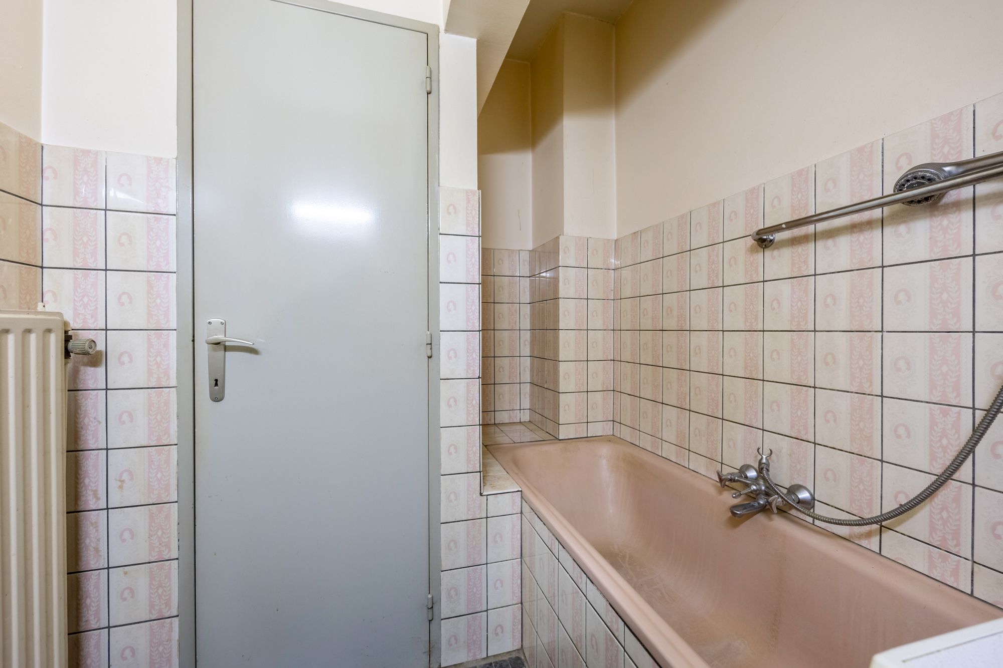 IDEALIS VASTGOED - CENTRAAL GELEGEN 2-SLPKMR APPARTEMENT IN HET CENTRUM VAN LEOPOLDSBURG! – Correct onderhouden appartement op de derde verdieping (+-88m²) met een aangename leefruimte, aparte keuken, 2 slaapkamers, badkamer en apart toilet. Het appartement beschikt tevens over een lift en een privatieve kelder. Geschikt voor zij die zoeken naar betaalbaar wonen in het centrum van Leopoldsburg. foto 11