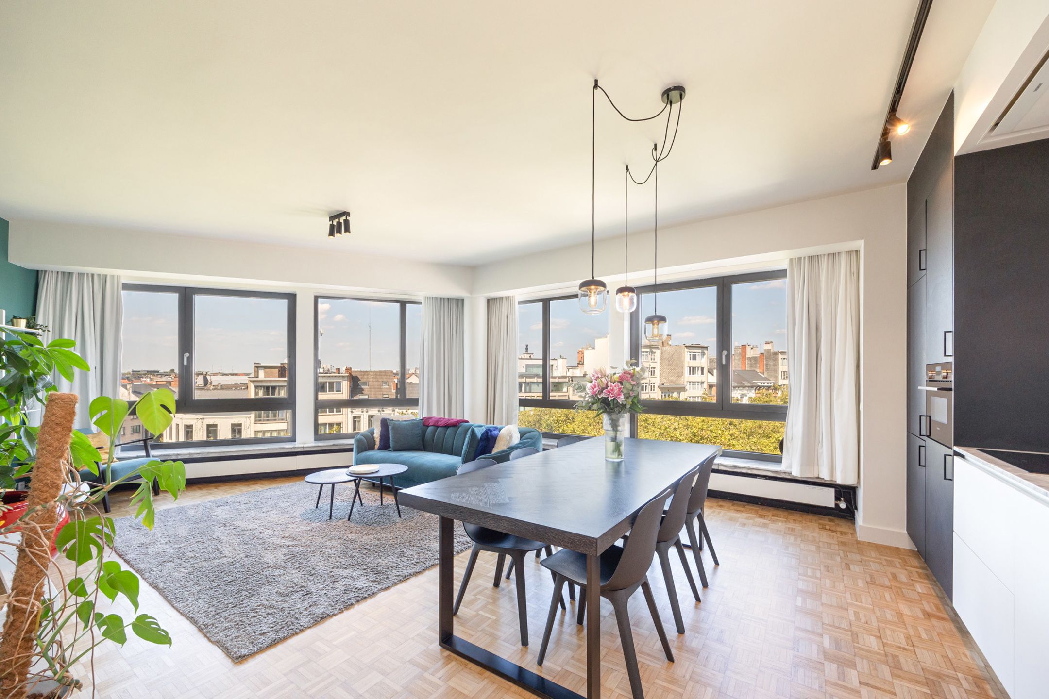 ANTWERPEN-ZUID - Ruim hoekappartement op het Zuid foto {{pictureIndex}}