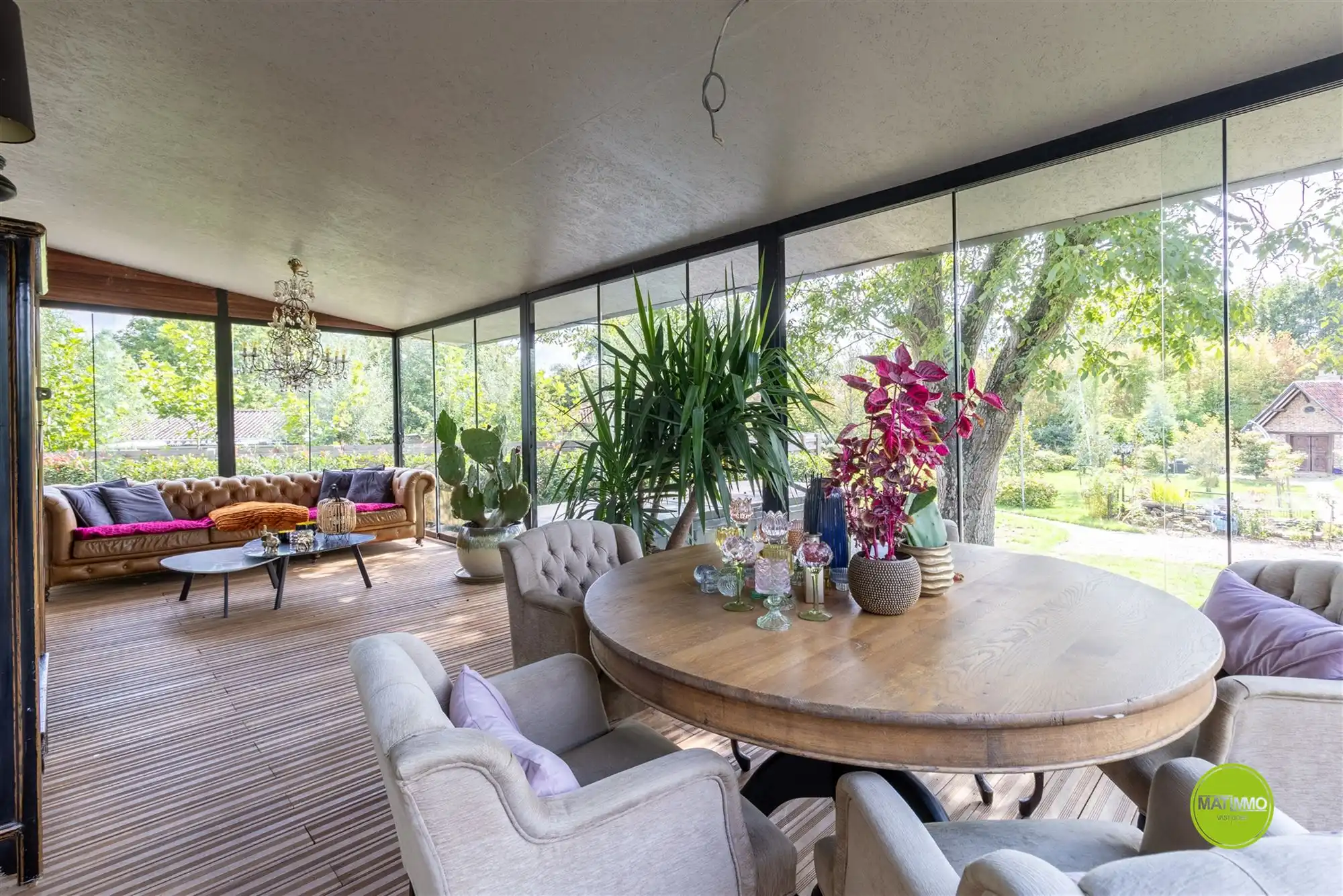 Luxueus gerenoveerde woning met groot stuk grond  foto 18