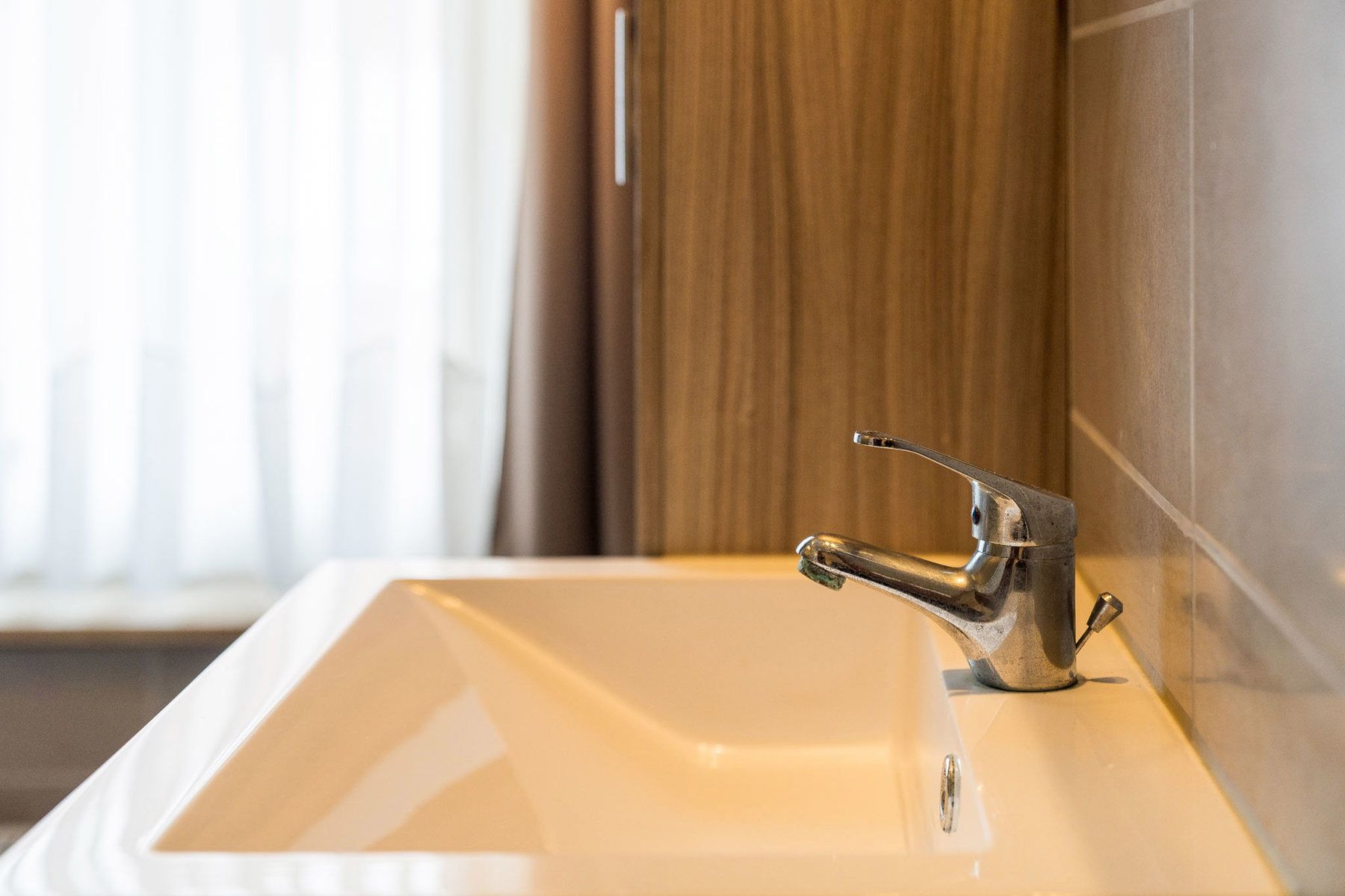 Halfopen gezinswoning met licht, structuur en potentieel foto 18