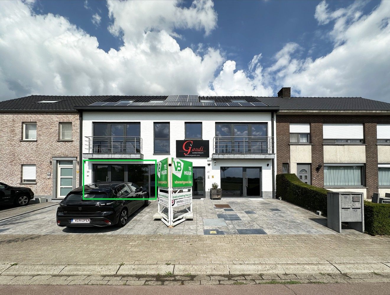 Ruim, gelijkvloers appartement met 2 slaapkamers, terras en een autostaanplaats! foto {{pictureIndex}}