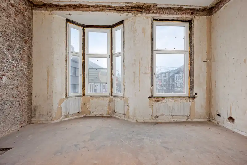 Pand met authentieke gevel op toplocatie – 422 m² renovatiepotentieel foto 3