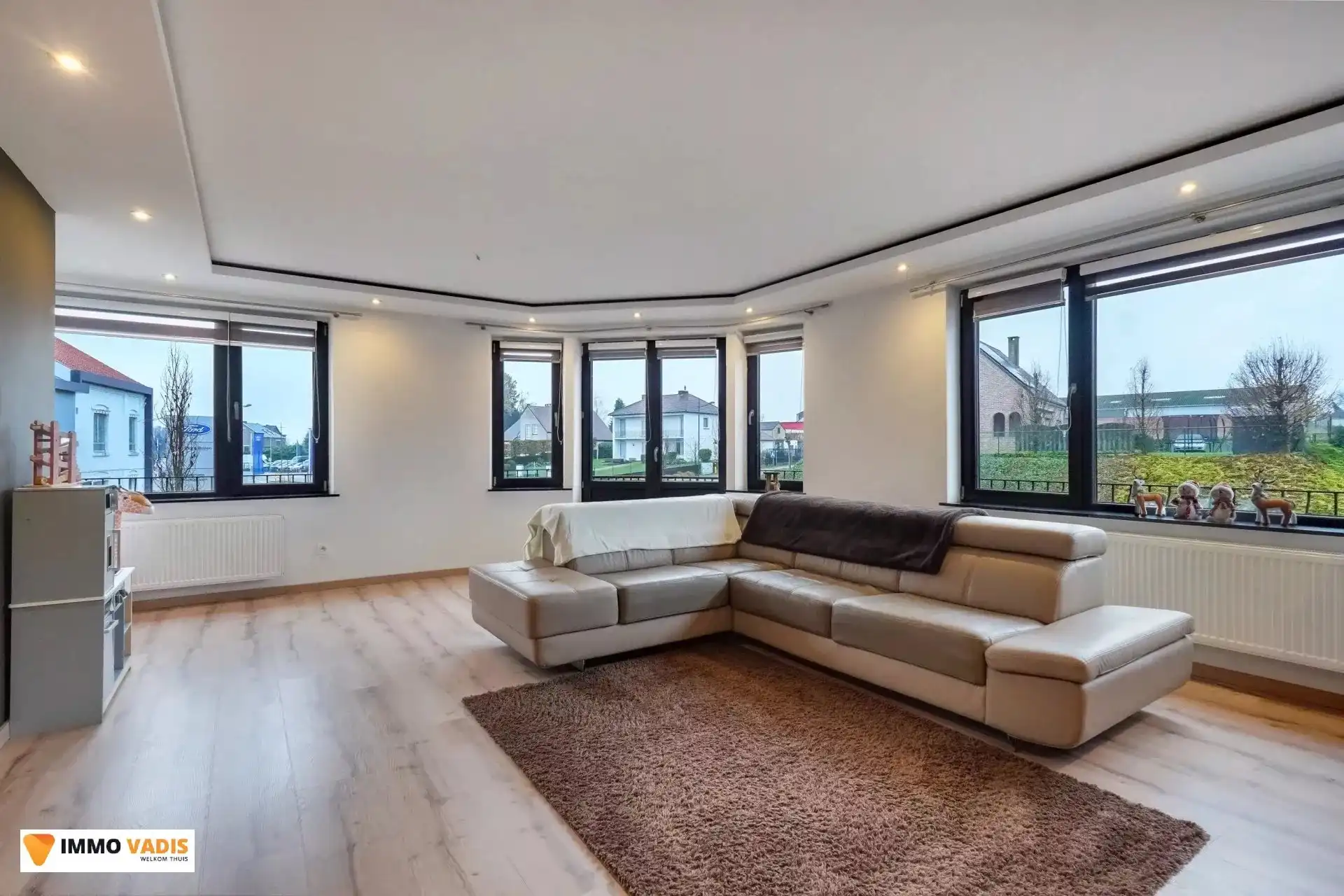 Handelspand  en appartement met garage en parkeerplaatsen foto 2