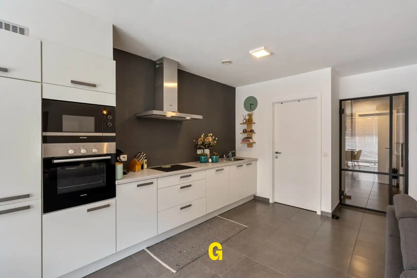 Knap ingericht gelijkvloersappartement met kelder en standplaats vlak bij het centrum foto 9