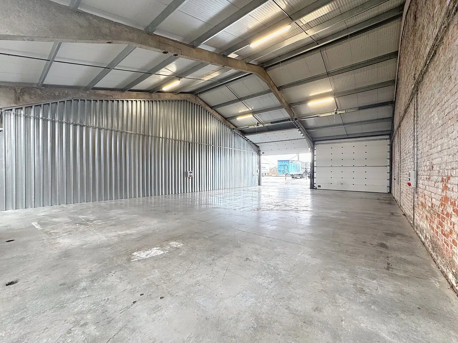 Instapklare OPSLAGRUIMTE (250m2) met 2 hoge, automatische sectionaalpoort te Koolskamp (op 5km van afrit Lichtervelde). foto 2