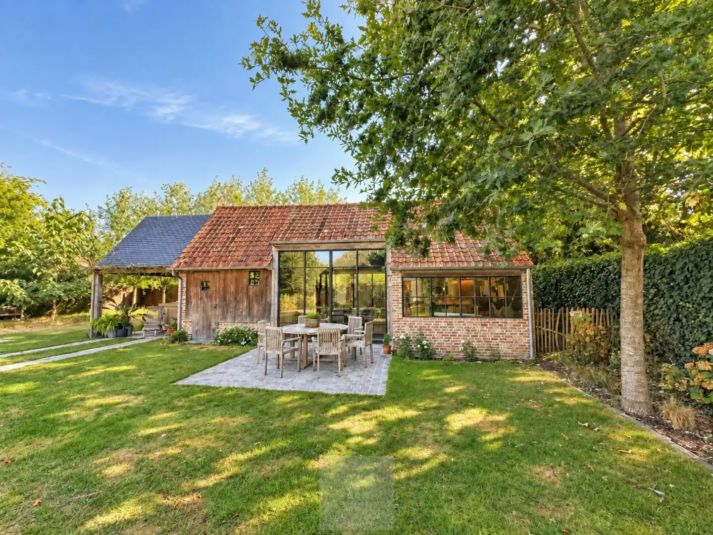 Hoogwaardig gerenoveerde villa op ruim perceel met uniek bijgebouw foto 11