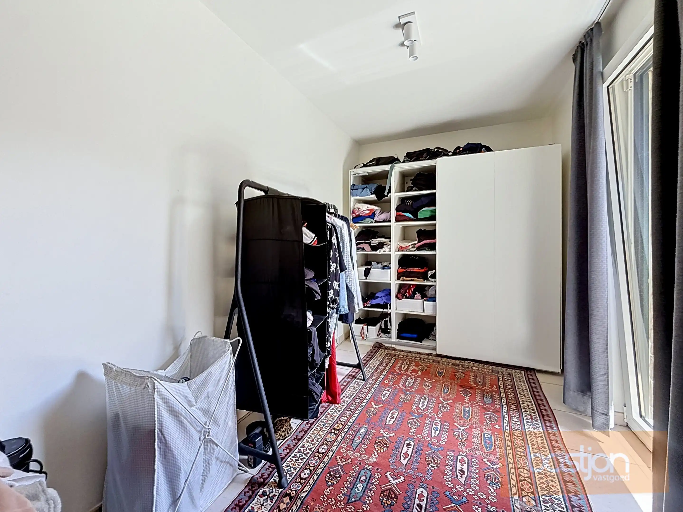 Centraal gelegen ruim appartement met 3 slaapkamers en garage. foto 10
