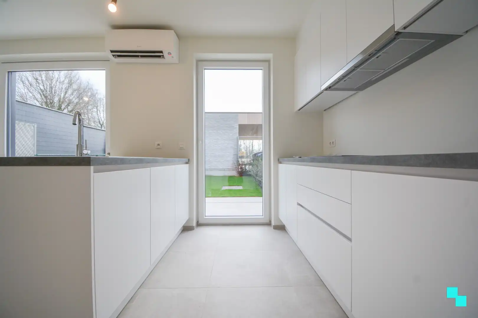 Volledig afgewerkte nieuwbouwwoning met carport te Sleihage foto 7