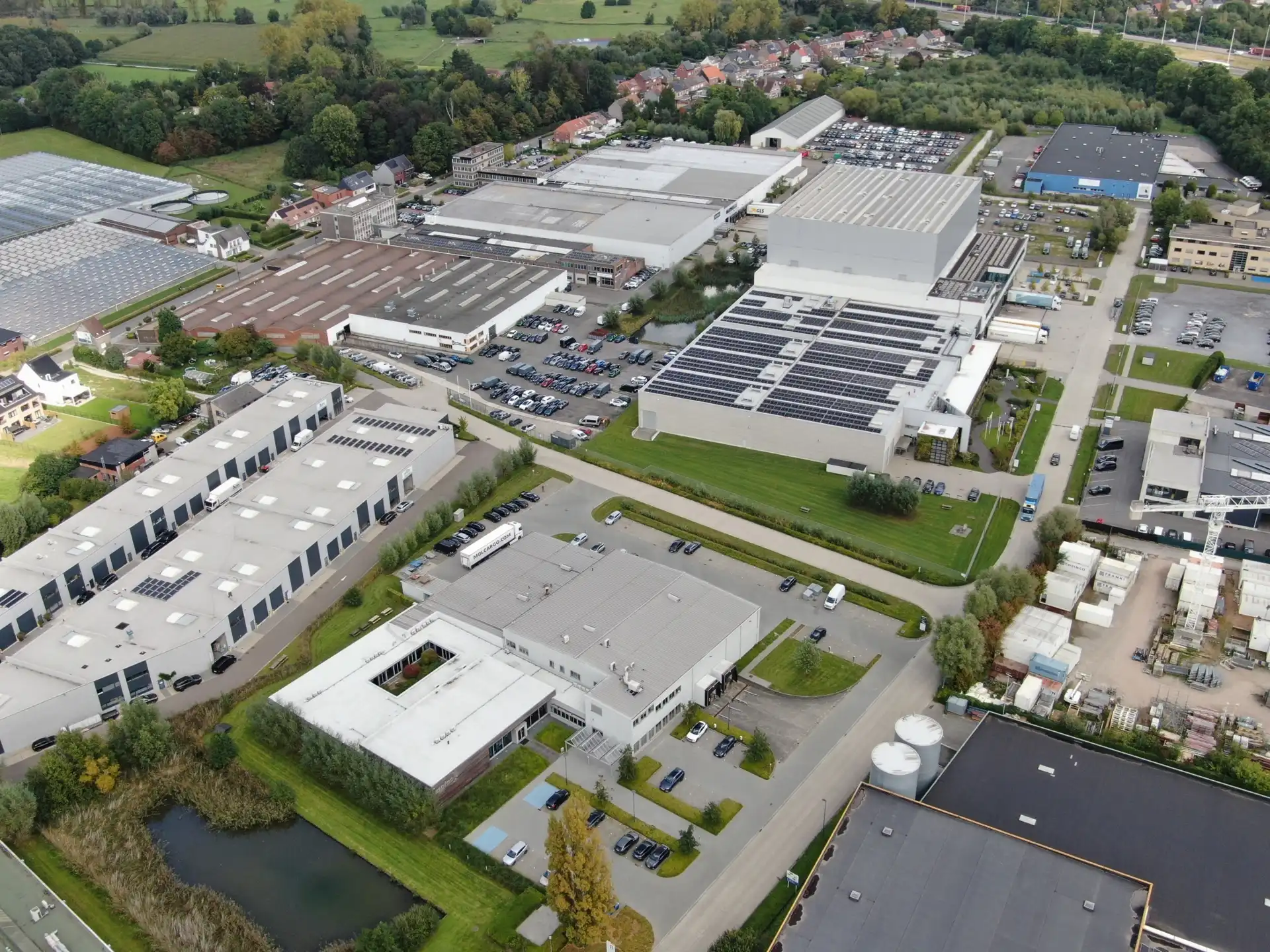 Magazijn 6.000m² te Kontich met 6 los en laadkades foto 2