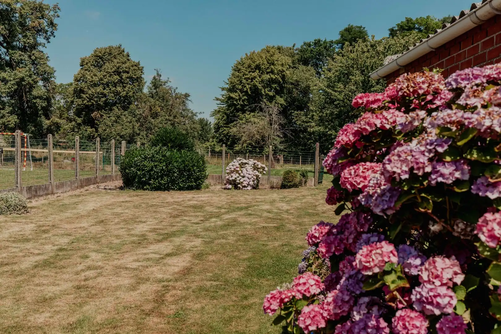 Ruime gezinswoning met grote tuin foto 7