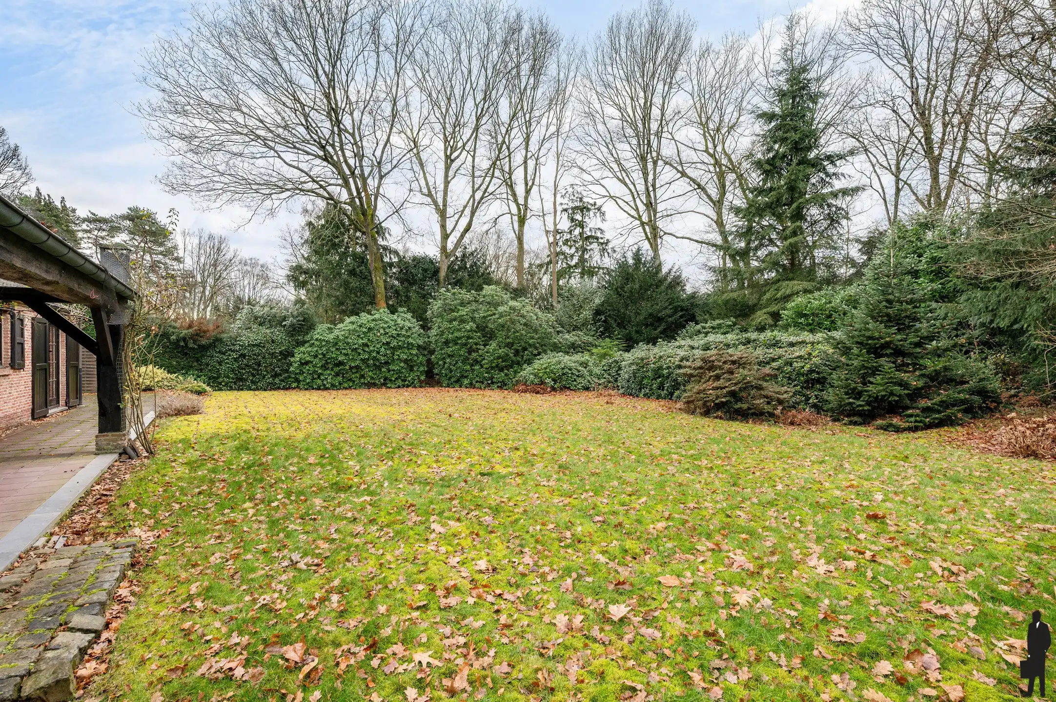 Te renoveren villa, in een bijzonder groene en residentiële omgeving!  foto 28