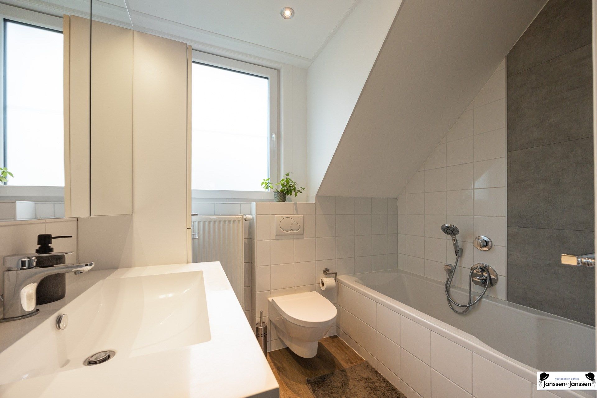 Prachtig gerenoveerde woning met 3 slaapkamers en uitzicht op groen foto 13