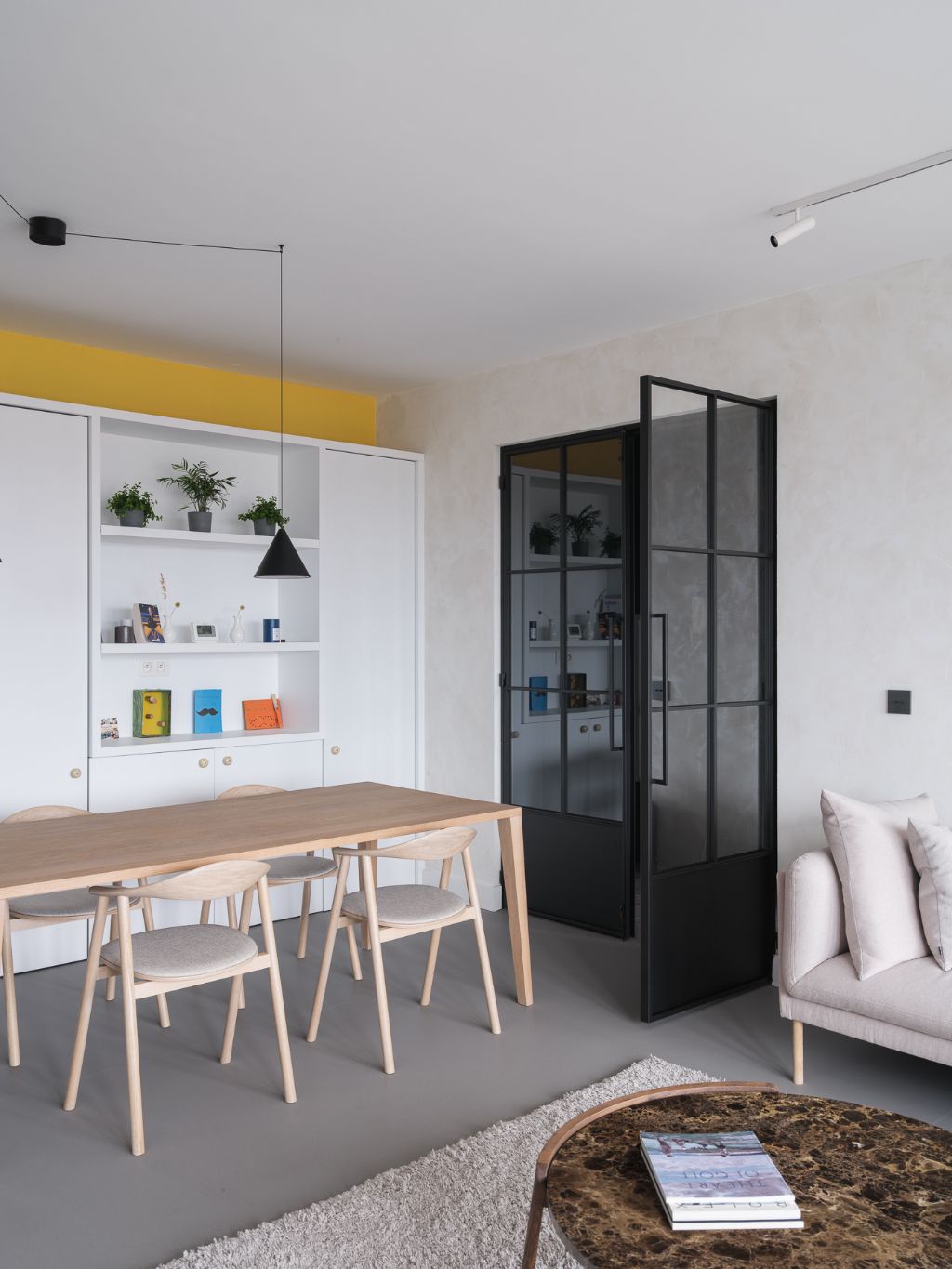 Omgeving Sint-Pietersstation. Stijlvol en architecturaal gerenoveerd appartement met 2 volwaardige slaapkamers, privatieve staanplaats en een zonnig terras. foto 5