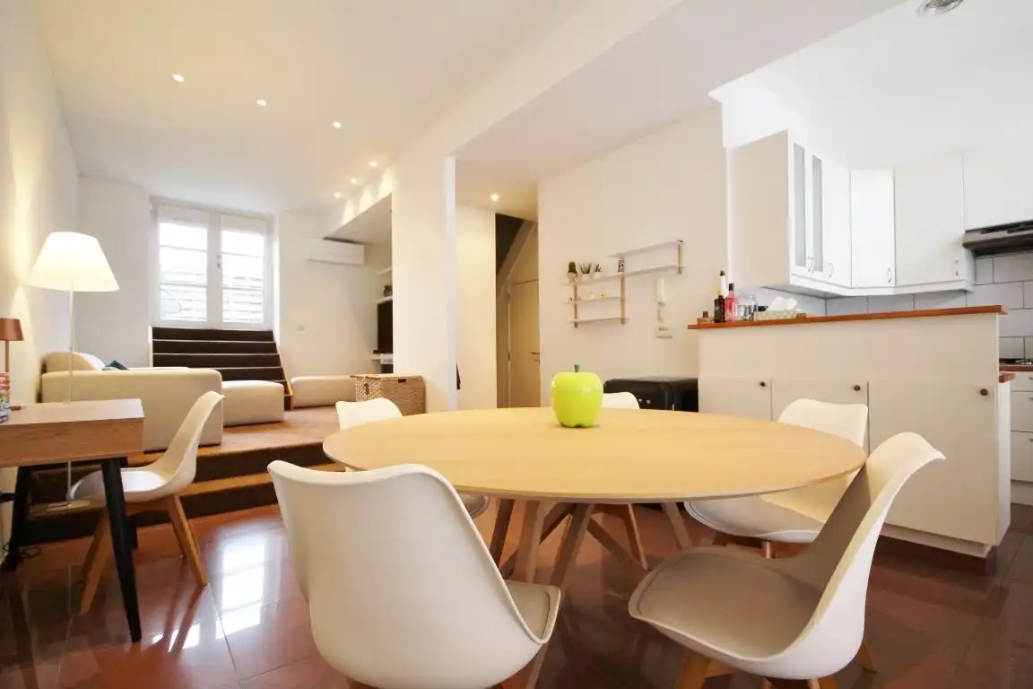 Gezellige triplex op toplocatie met 2 slaapkamers, terras en ondergrondse autostaanplaats foto 2