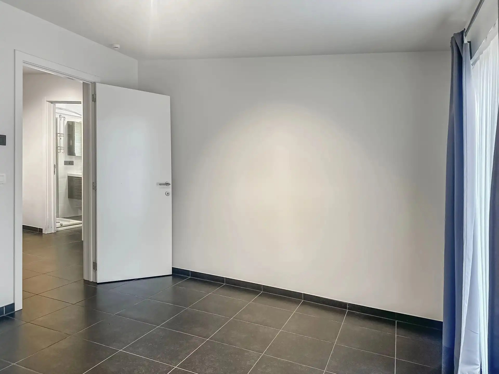 Zeer ruim instapklaar appartement met open uitzicht – 2 slpk – groot terras – garagebox + berging foto 15