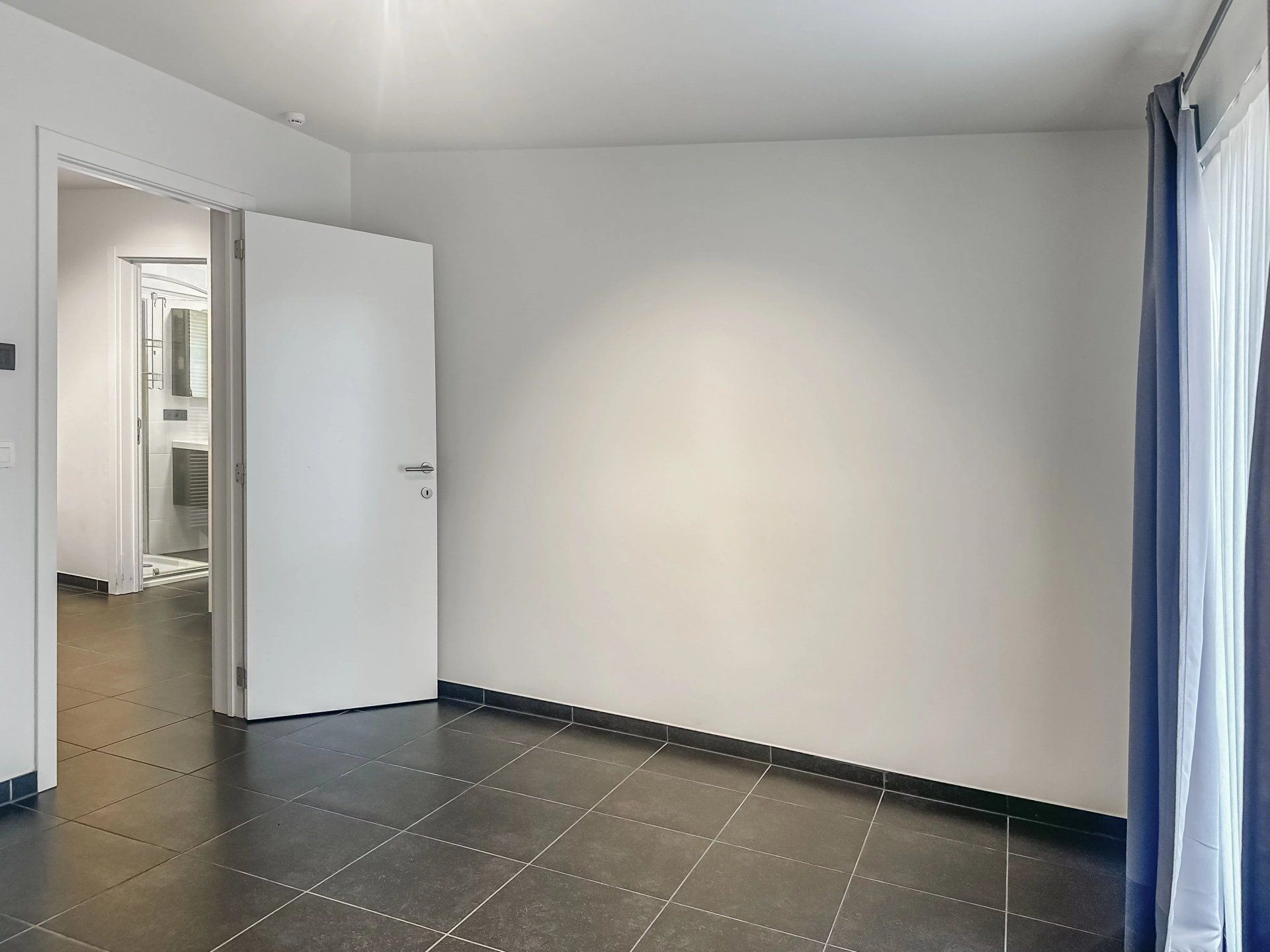 Zeer ruim instapklaar appartement met open uitzicht – 2 slpk – groot terras – garagebox + berging foto 15