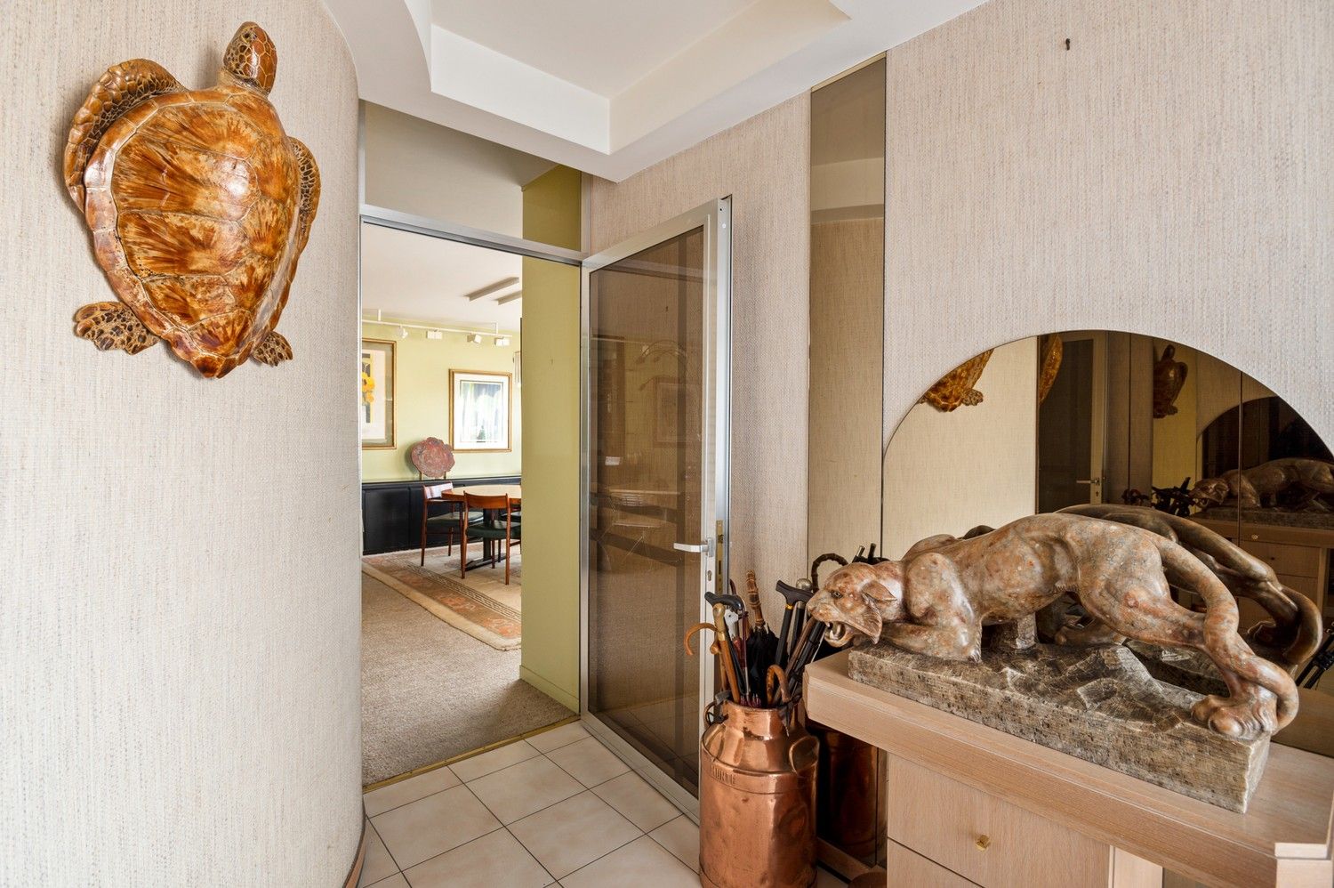 Karaktervolle halfopen woning met garage, oprit en gezellige tuin nabij het centrum van Borsbeek! foto 4