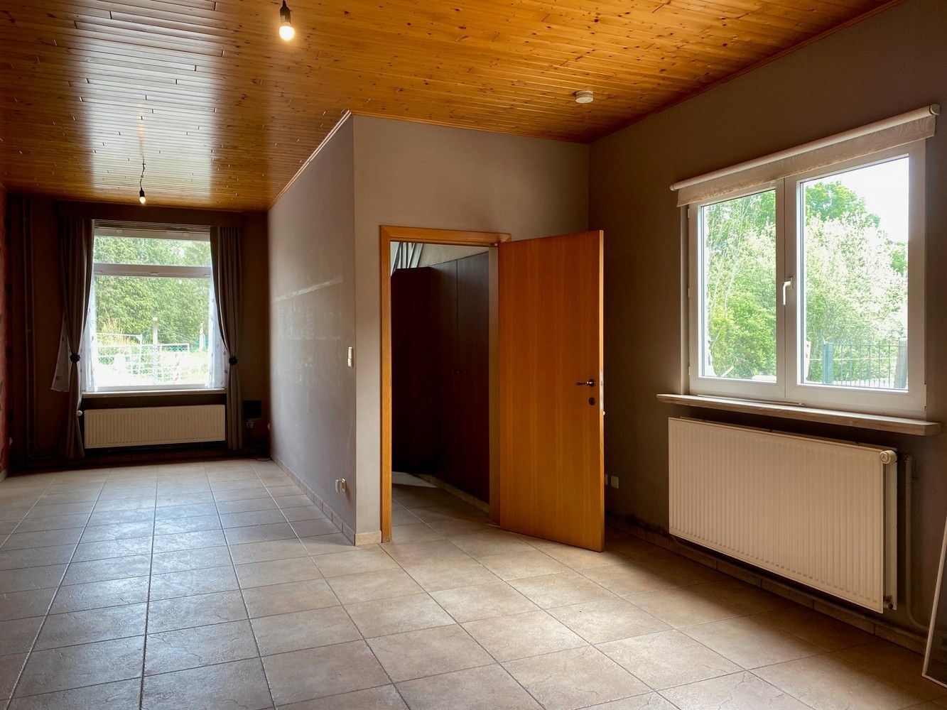 Ruime halfopen gezinswoning met grote garage/atelier (+/- 60m²) op een strategische ligging. foto 6