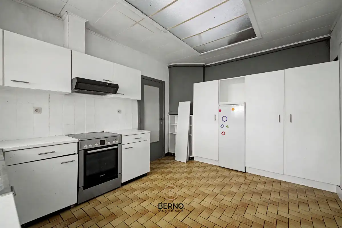 Te renoveren gezinswoning met uitgestrekte tuin en opslagplaats. foto 8