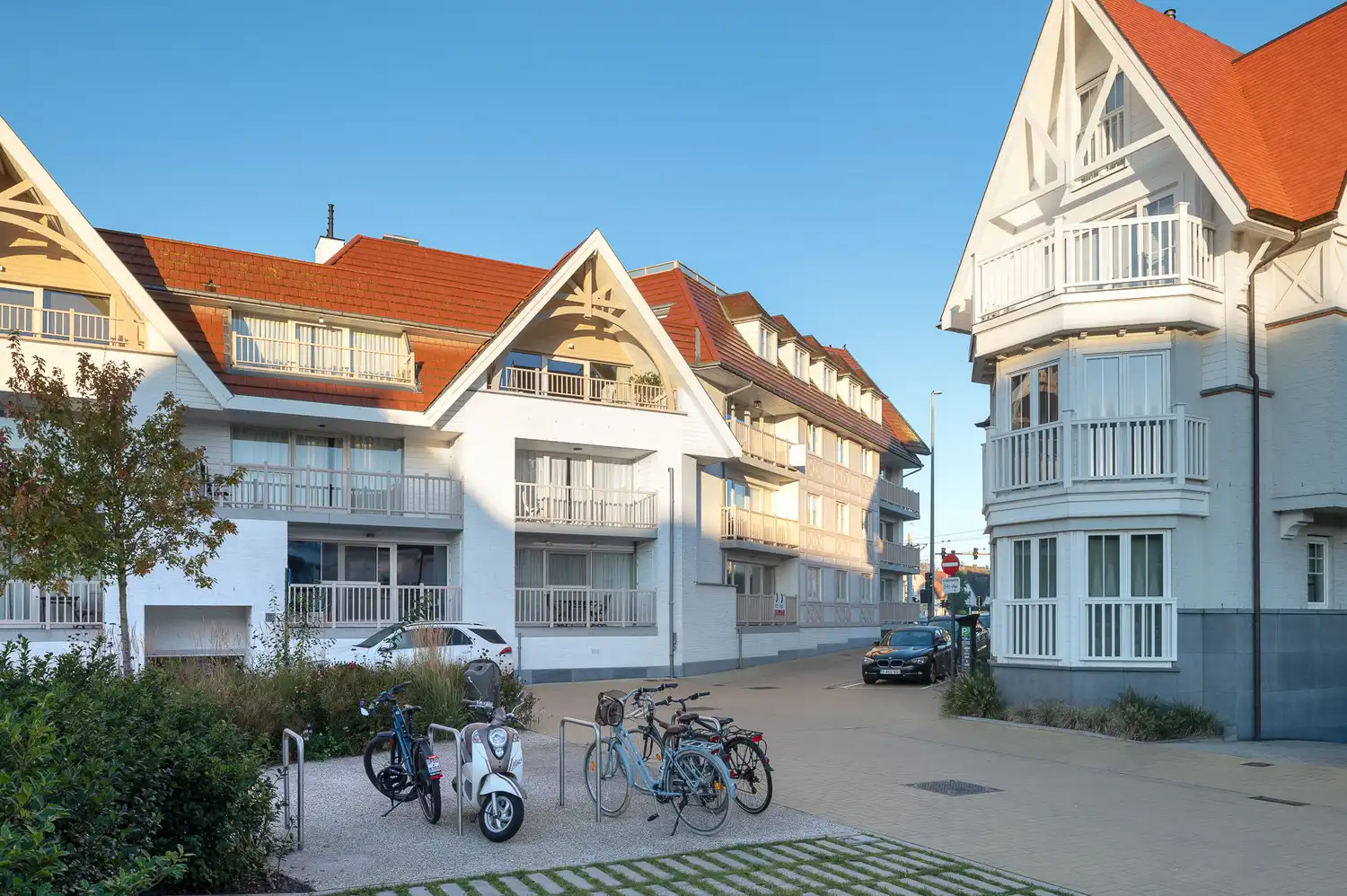 Vlot inrijdbare garagebox op wandelafstand van het strand in Duinbergen. foto {{pictureIndex}}