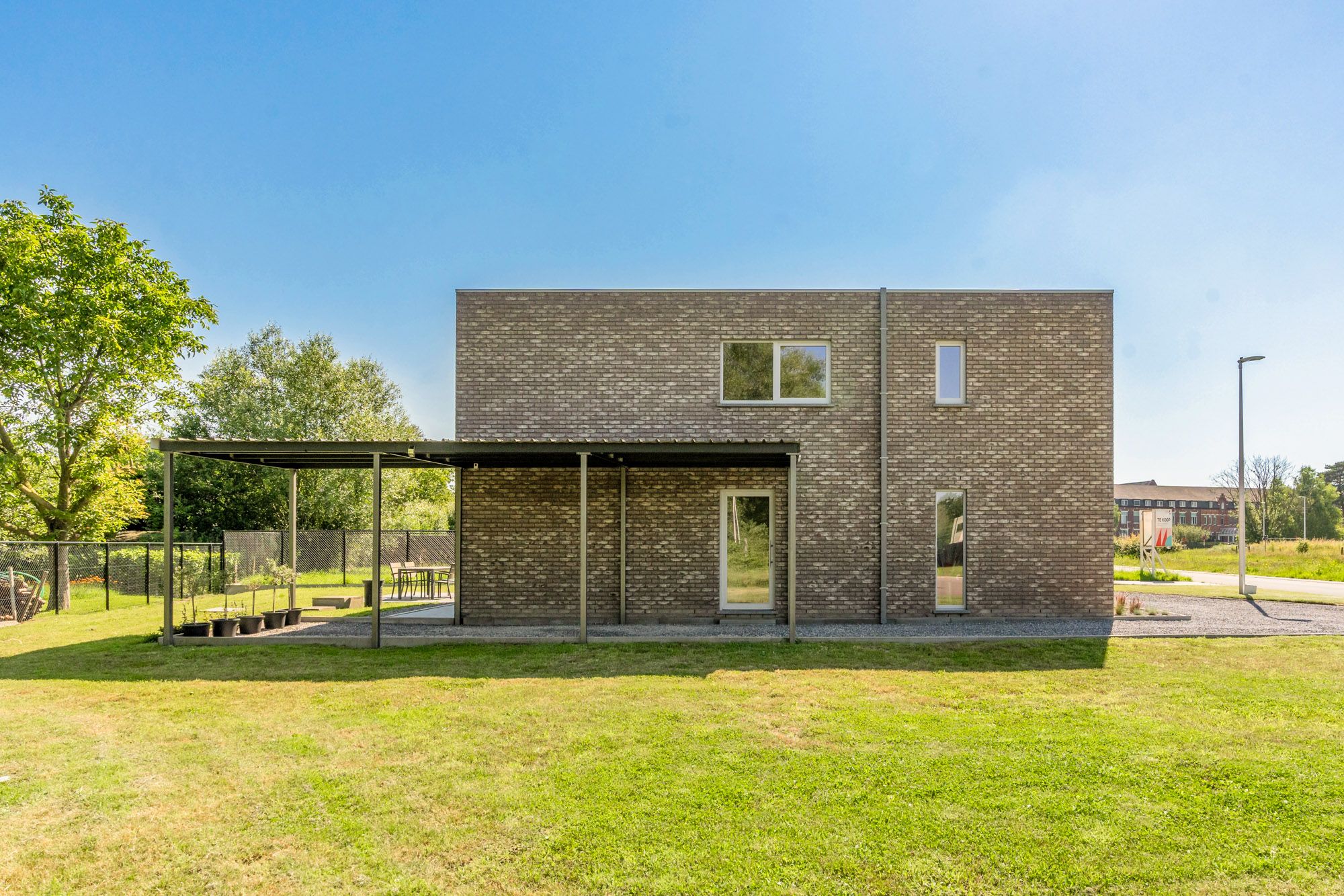 MODERNE VRIJSTAANDE EN ENERGIEZUINIGE BEN-WONING IN EEN VERKEERSLUWE NIEUWBOUWVERKAVELING NABIJ HET CENTRUM VAN WIJCHMAAL, PEER OP EEN PERCEEL VAN 4A 3CA – DE WONING OMVAT EEN HEERLIJKE OPEN LEEFRUIMTE MET VEEL LICHTINVAL, EEN GOED UITGERUSTE KEUKEN MET AANSLUITEND TOEGANG TOT HET TERRAS, 3 KNAPPE SLAAPKAMERS EN 2 BADKAMERS WAARVAN 1 MET ZEER RUIME INLOOPDOUCHE –VERKOOP ONDER REGISTRATIERECHTEN!! -  foto 5