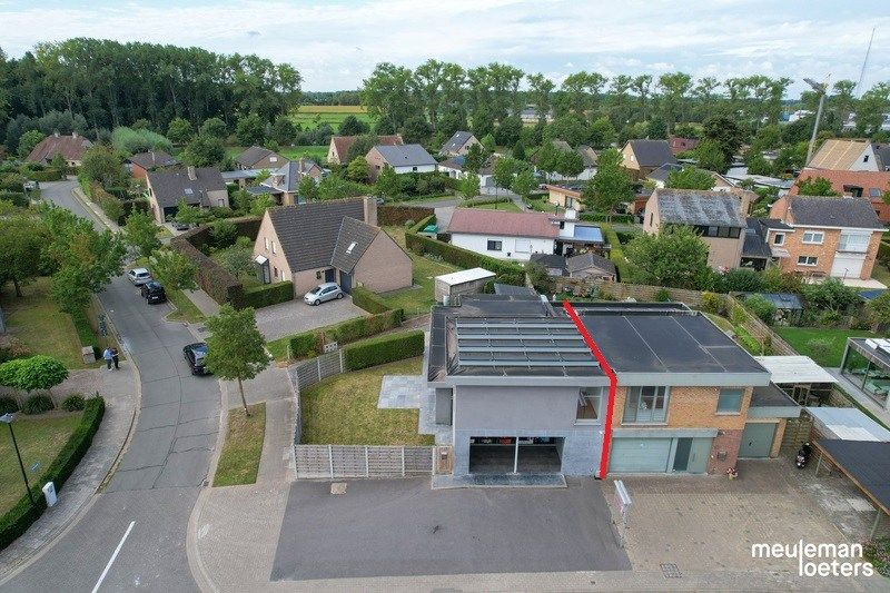 Eigentijdse woning met garage en beroepsgedeelte foto 2