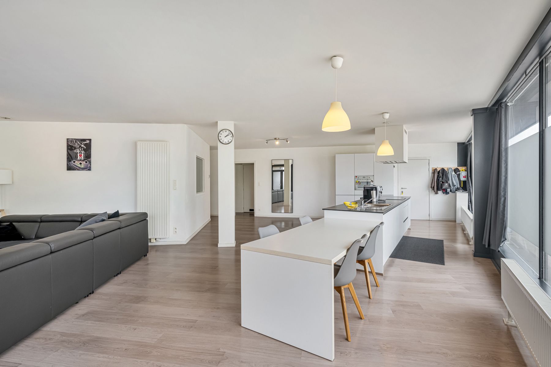 Gelijkvloers, gerenoveerd appartement met twee slaapkamers foto 4