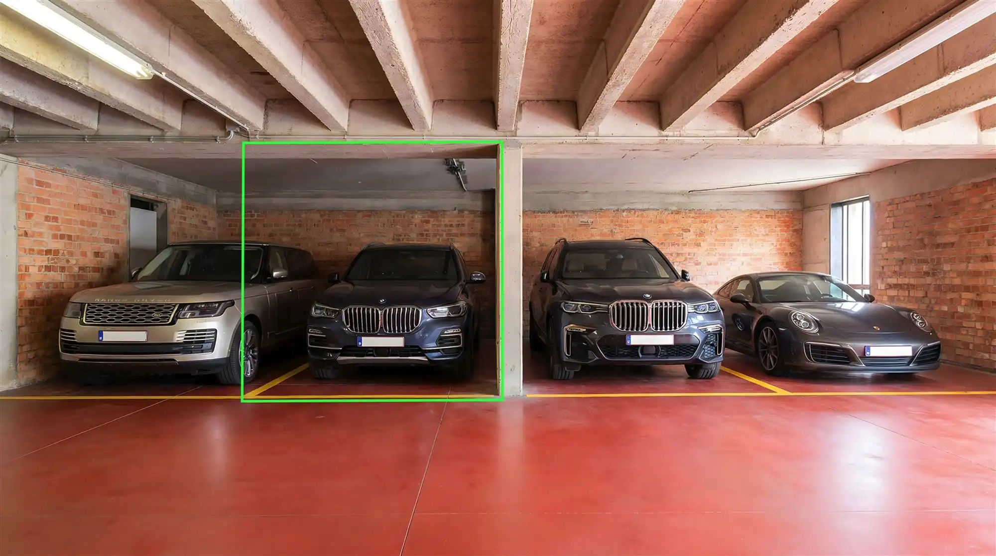 Overdekte autostaanplaats. foto {{pictureIndex}}