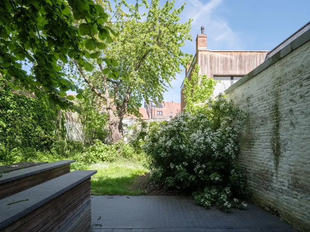 Een bijzondere woning die zich onderscheidt door haar architectuur, ruimtelijkheid en unieke tuin. foto 4
