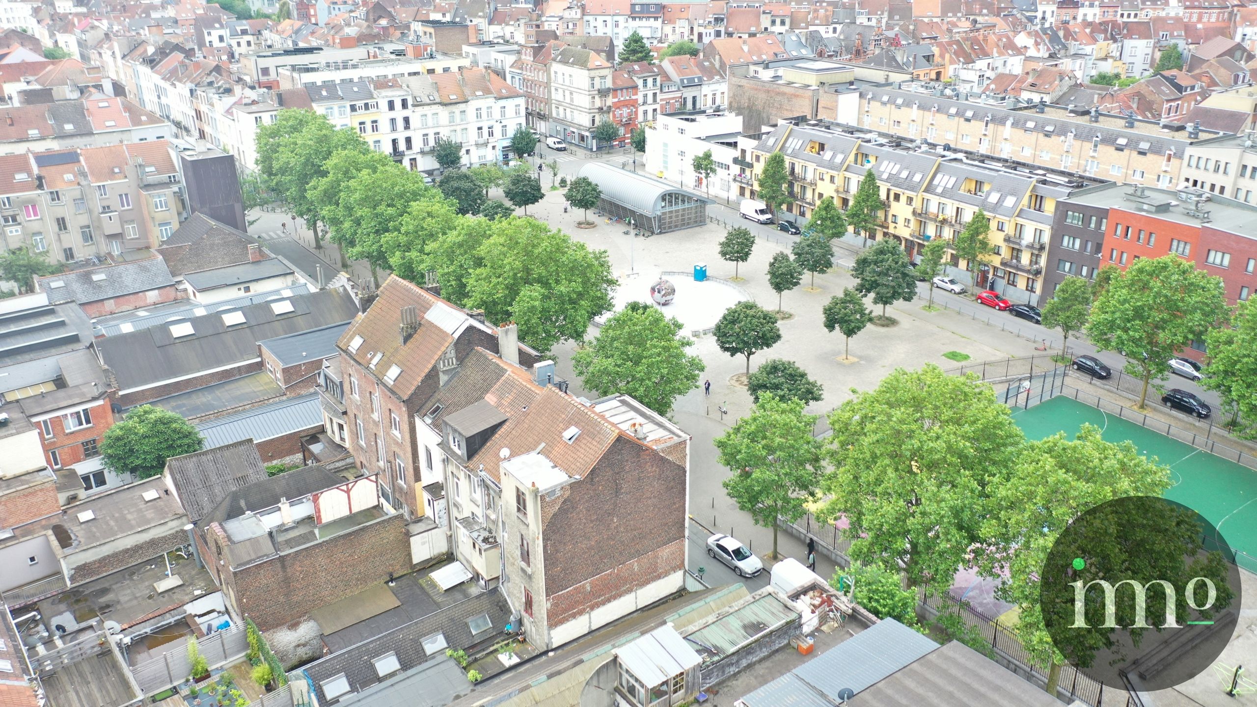 Karaktervolle woning met grote garage en achterbouw/Atelier. foto 2